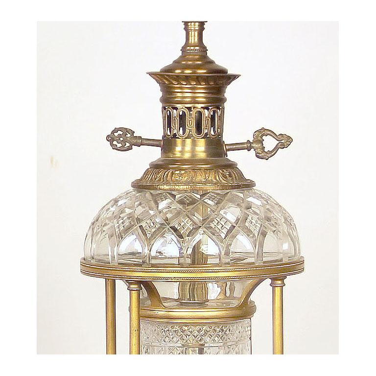 Paar französische Kristalllampen aus vergoldeter Bronze und vergoldeter Bronze des späten 19. und frühen 20. Jahrhunderts (Vergoldet) im Angebot