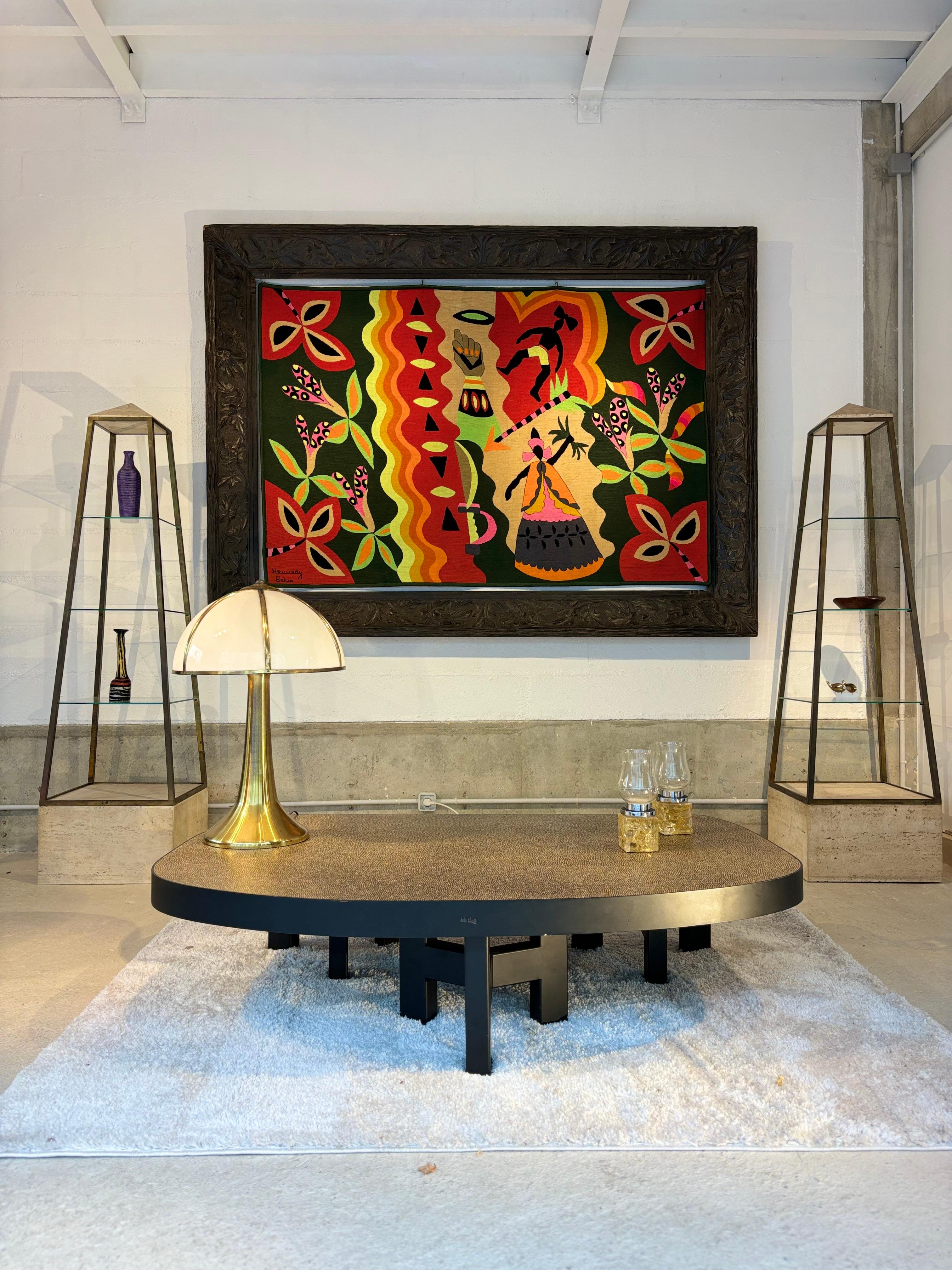 Be.Jolie paire d'étagères en forme d'obélisque en travertin, laiton et verre. 
Grande qualité. 