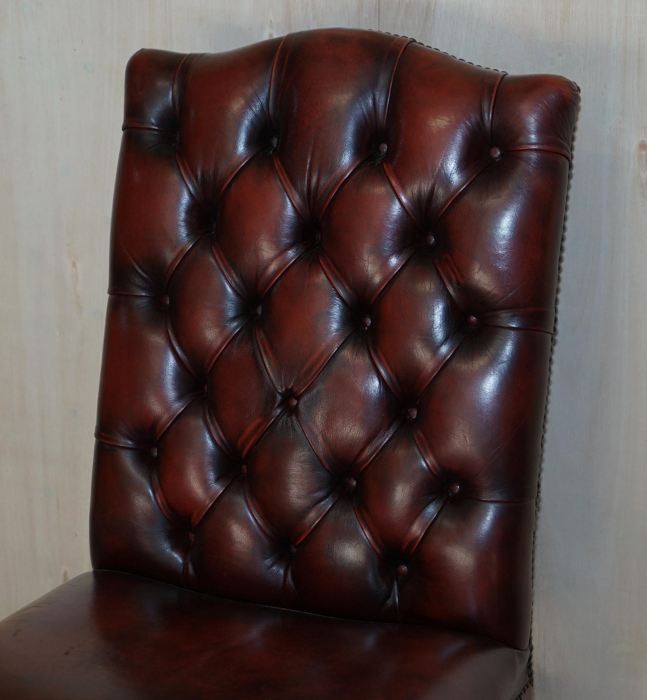 Schönes Paar Ochsenblutleder Vintage Chesterfield Gainsborough Beistellstühle im Angebot 9
