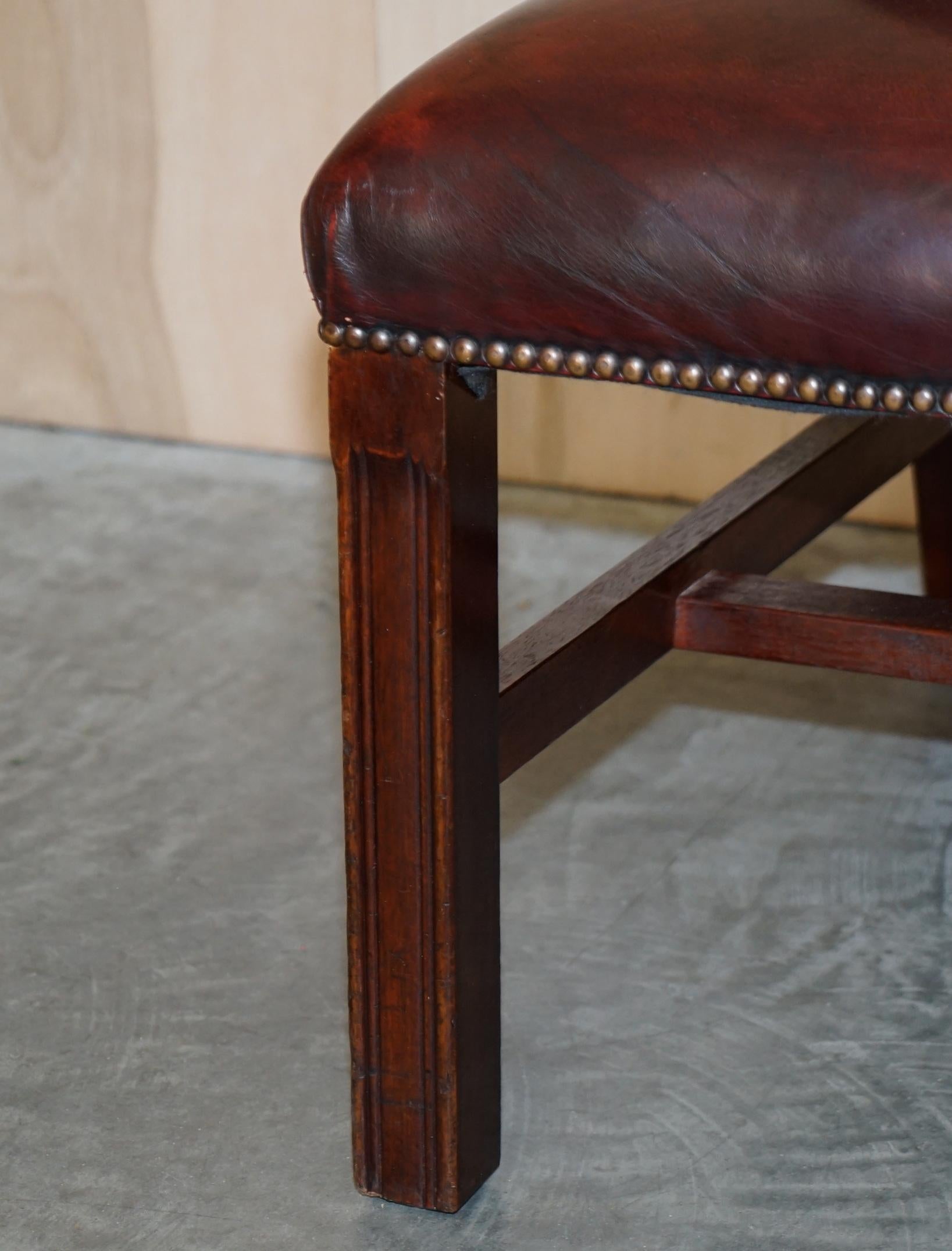 Schönes Paar Ochsenblutleder Vintage Chesterfield Gainsborough Beistellstühle im Angebot 12