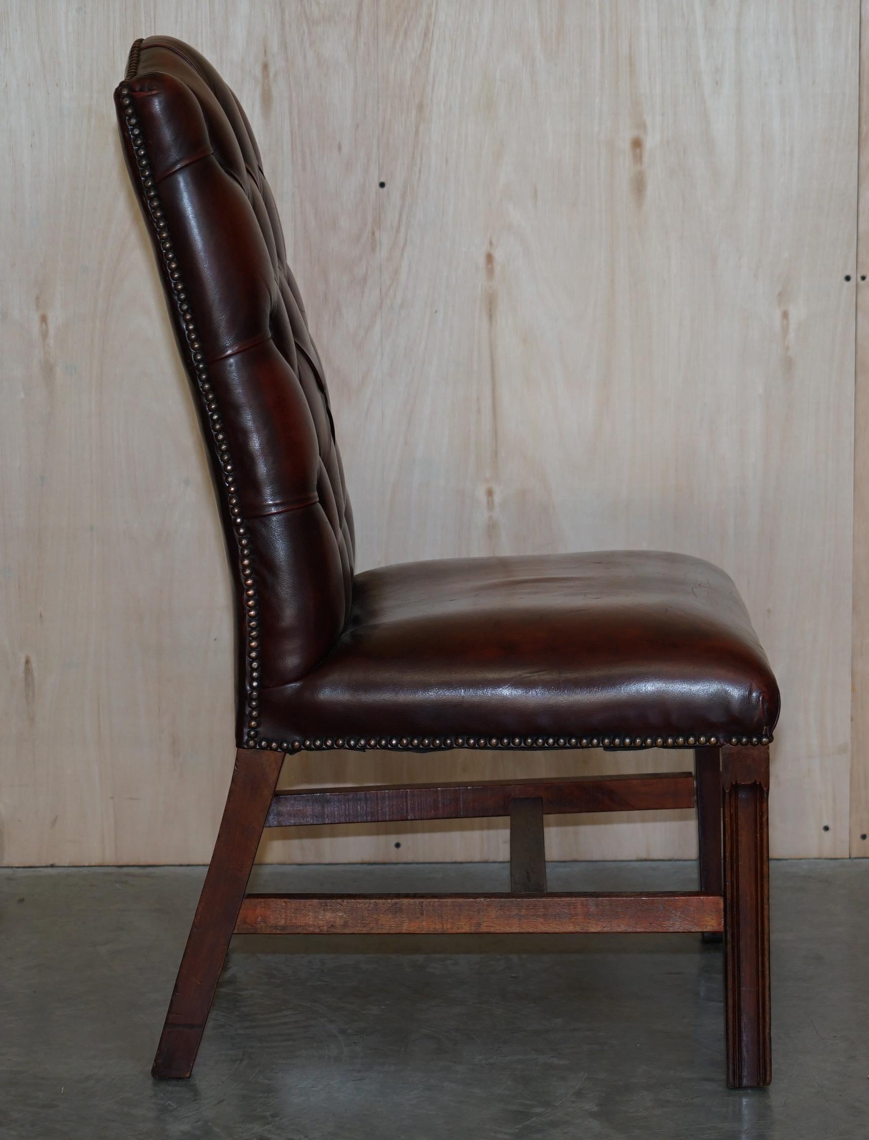 Schönes Paar Ochsenblutleder Vintage Chesterfield Gainsborough Beistellstühle im Angebot 13