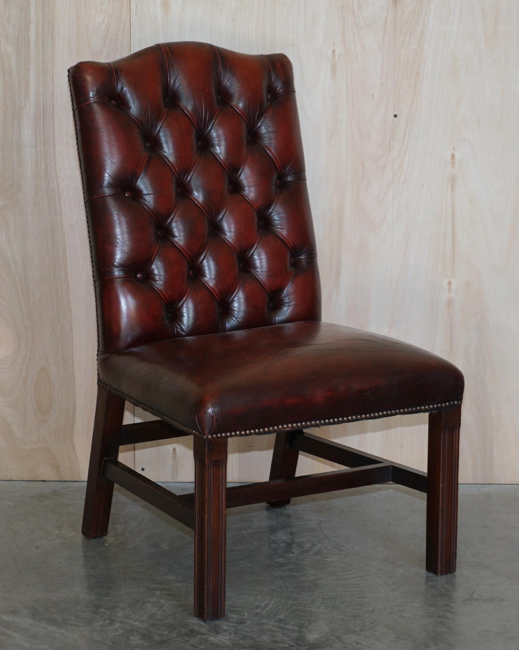 Wir freuen uns, dieses schöne Paar übergroßer, getufteter Chesterfield-Stühle aus ochsenblutfarbenem Leder Gainsborough zum Verkauf anbieten zu können. 

Eine sehr gut aussehende und fachmännisch gefertigte Paar, sie sind Seite Stühle so kann in