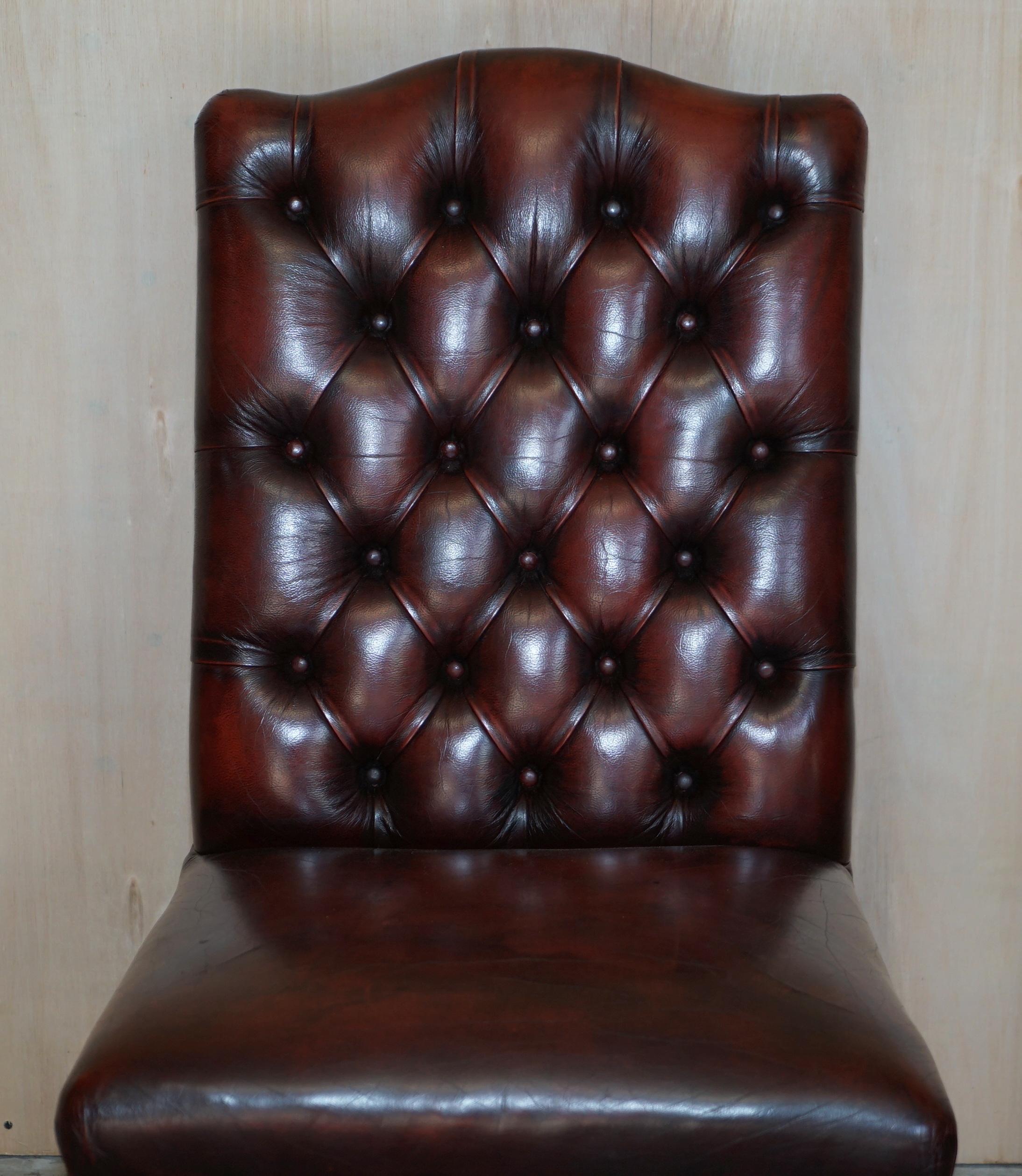 Schönes Paar Ochsenblutleder Vintage Chesterfield Gainsborough Beistellstühle (Englisch) im Angebot