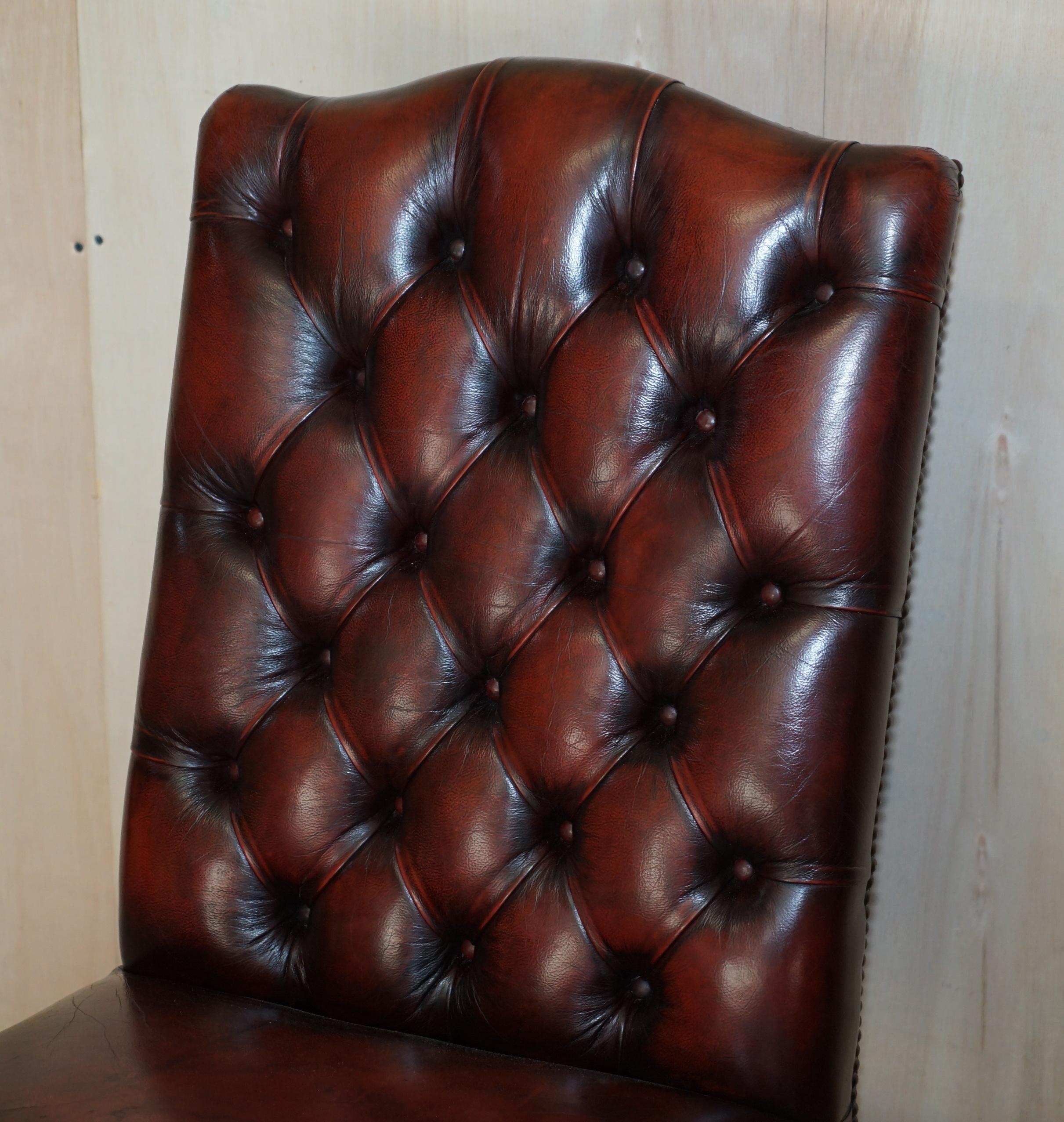Schönes Paar Ochsenblutleder Vintage Chesterfield Gainsborough Beistellstühle (Handgefertigt) im Angebot