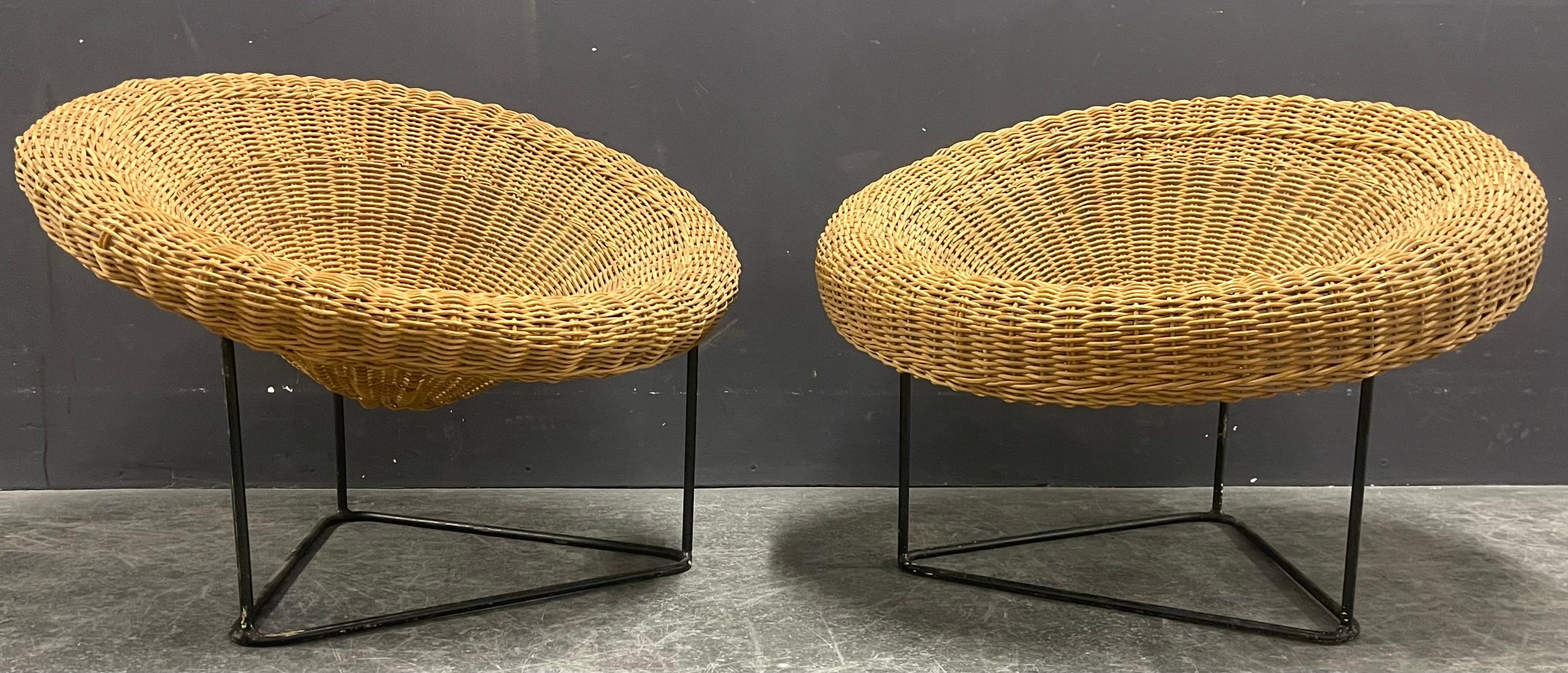 Jolie paire de chaises roberto en rotin de couleur mango Bon état - En vente à Munich, DE
