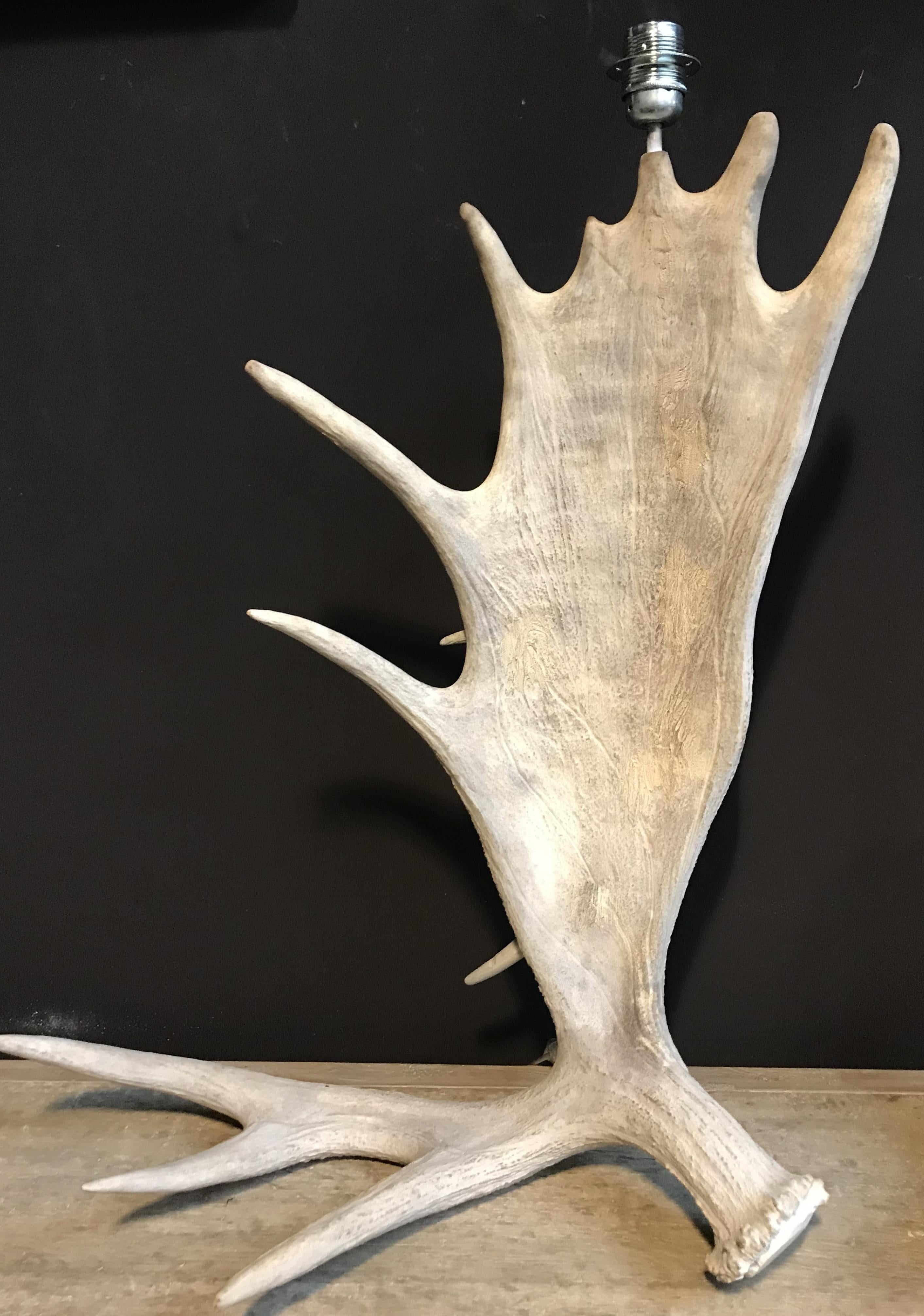 Nice pair of table lamps made of Canadian moose antlers. The antlers are naturally bleached. The price is without lamp shades. Shades can be provided if wanted.