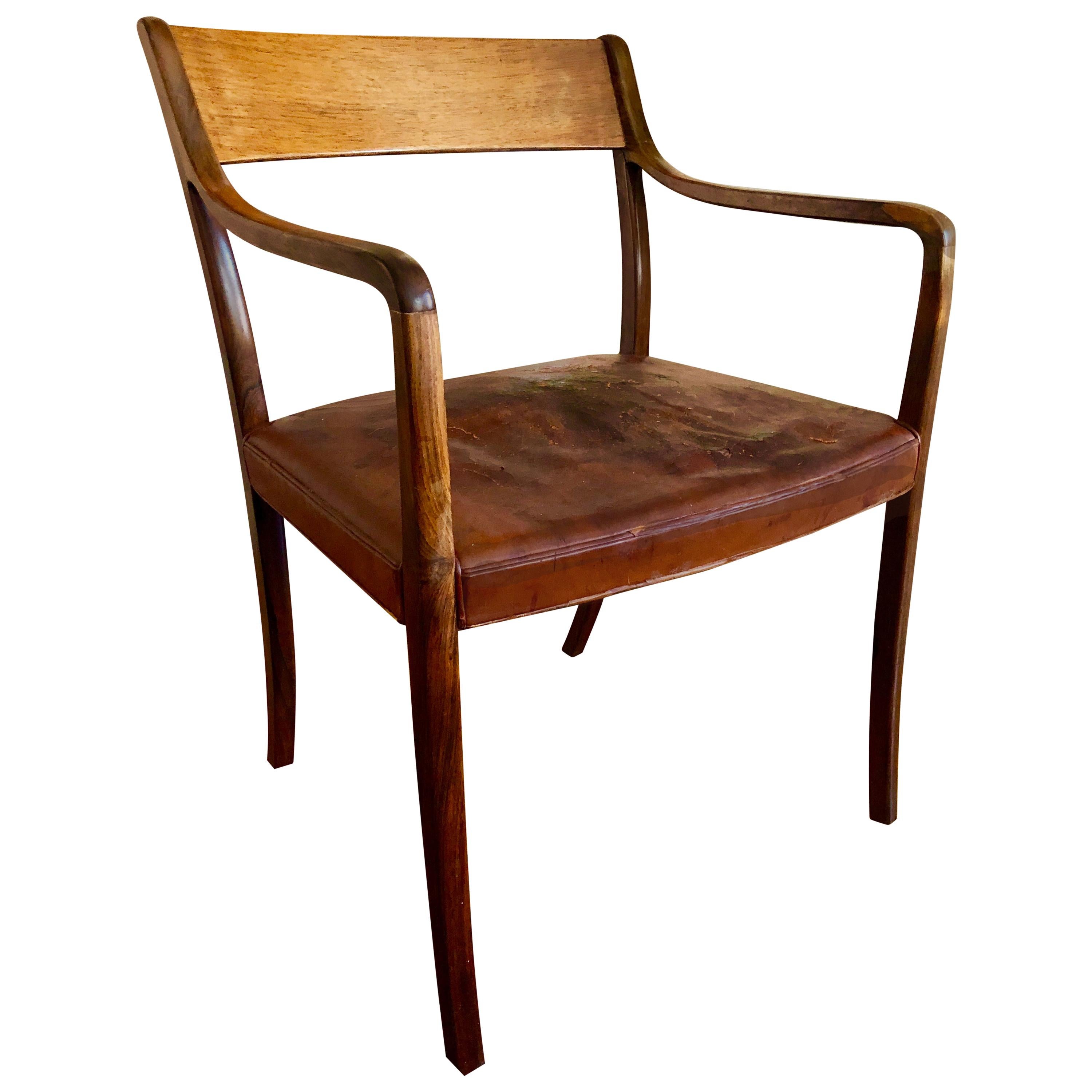 Avec des sièges en cuir d'origine, vers 1961. Ce modèle a été présenté à l'exposition de la Guilde des ébénistes de Copenhague au Designmuseum Danmark, en 1961. Ils ont été décrits comme 