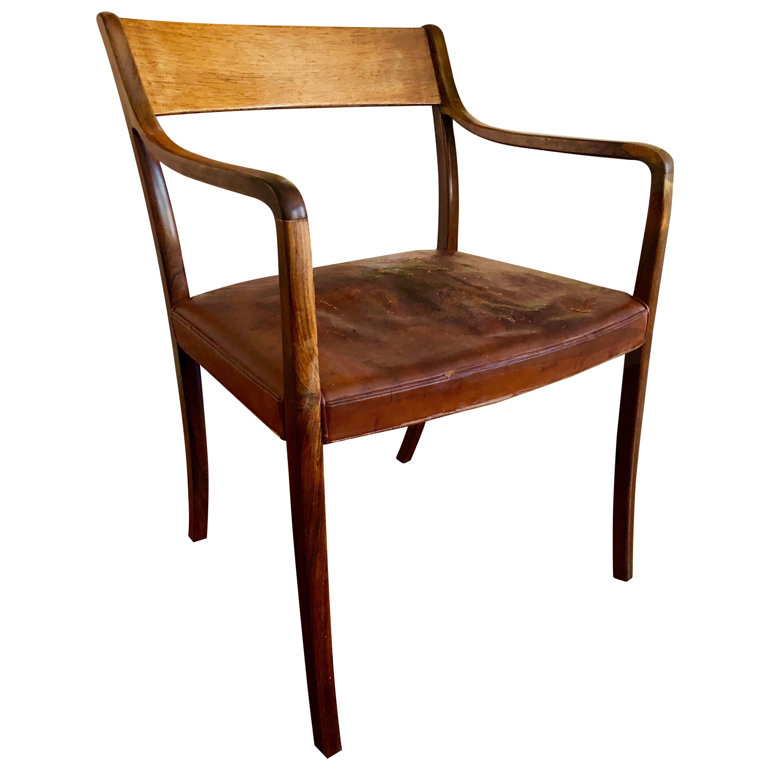 Con sedili in pelle originali, circa 1961. Questo modello è stato presentato alla The Copenhagen Cabinetmakers' Guild Exhibition presso il Designmuseum Danmark, nel 1961. Sono state descritte come 