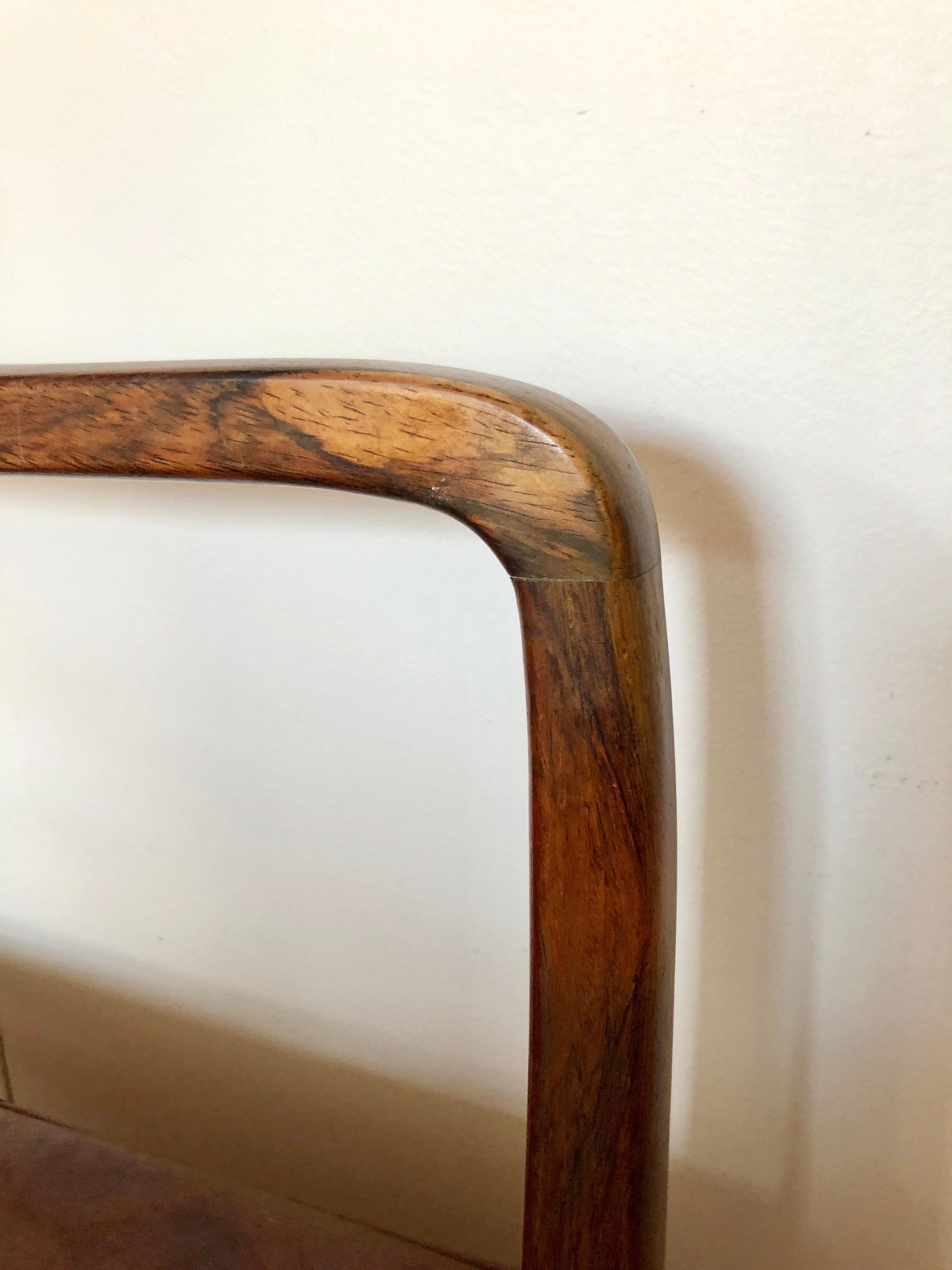 Milieu du XXe siècle Jolie paire de fauteuils en bois de rose d'Ole Wanscher pour AJ Iversen en vente