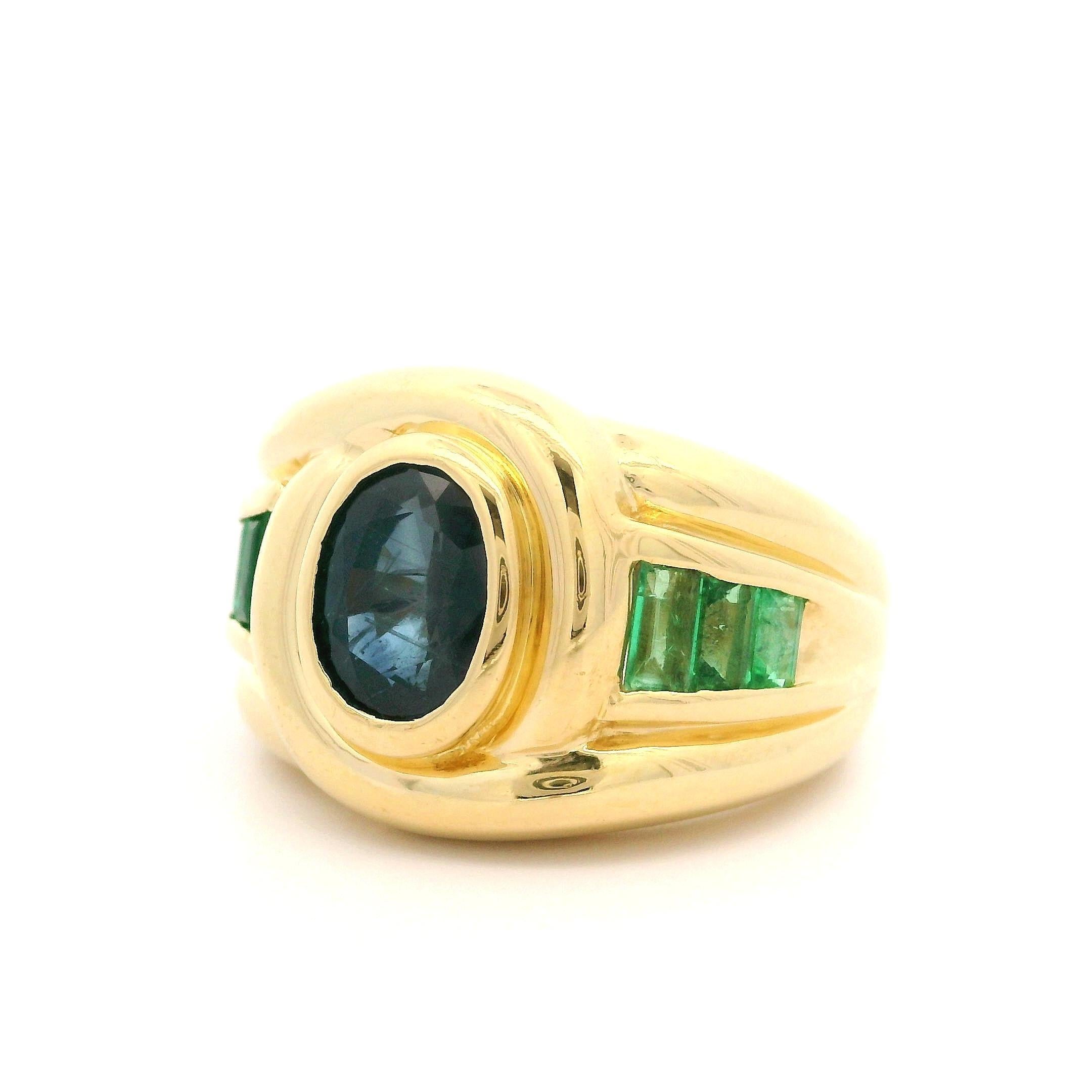 Taille ovale Belle bague large en or jaune 18 carats avec saphir ovale et émeraude baguette en vente