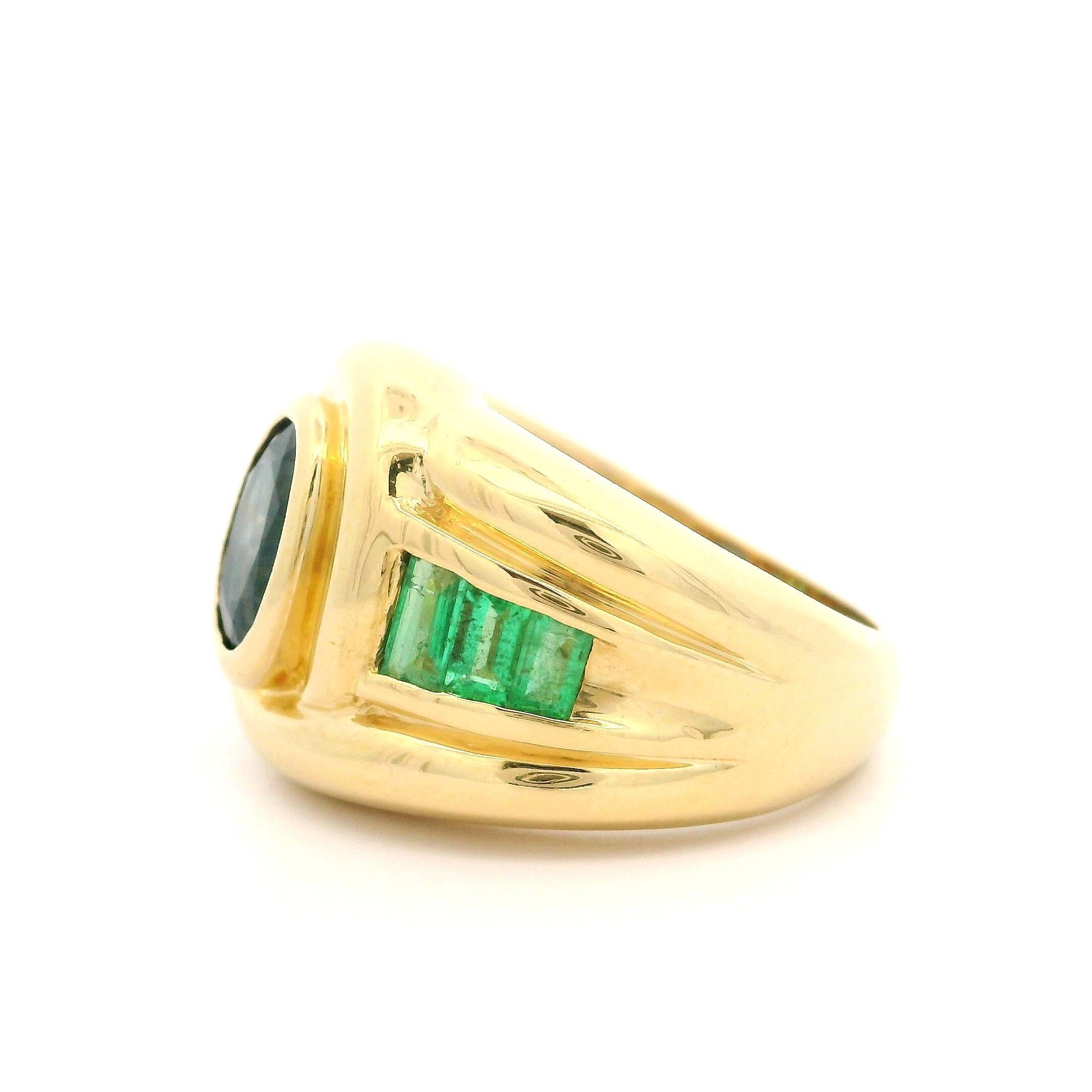 Belle bague large en or jaune 18 carats avec saphir ovale et émeraude baguette Excellent état - En vente à Montclair, NJ