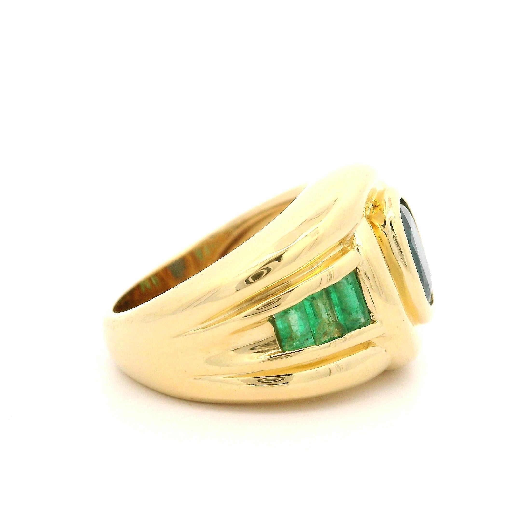 Belle bague large en or jaune 18 carats avec saphir ovale et émeraude baguette en vente 1