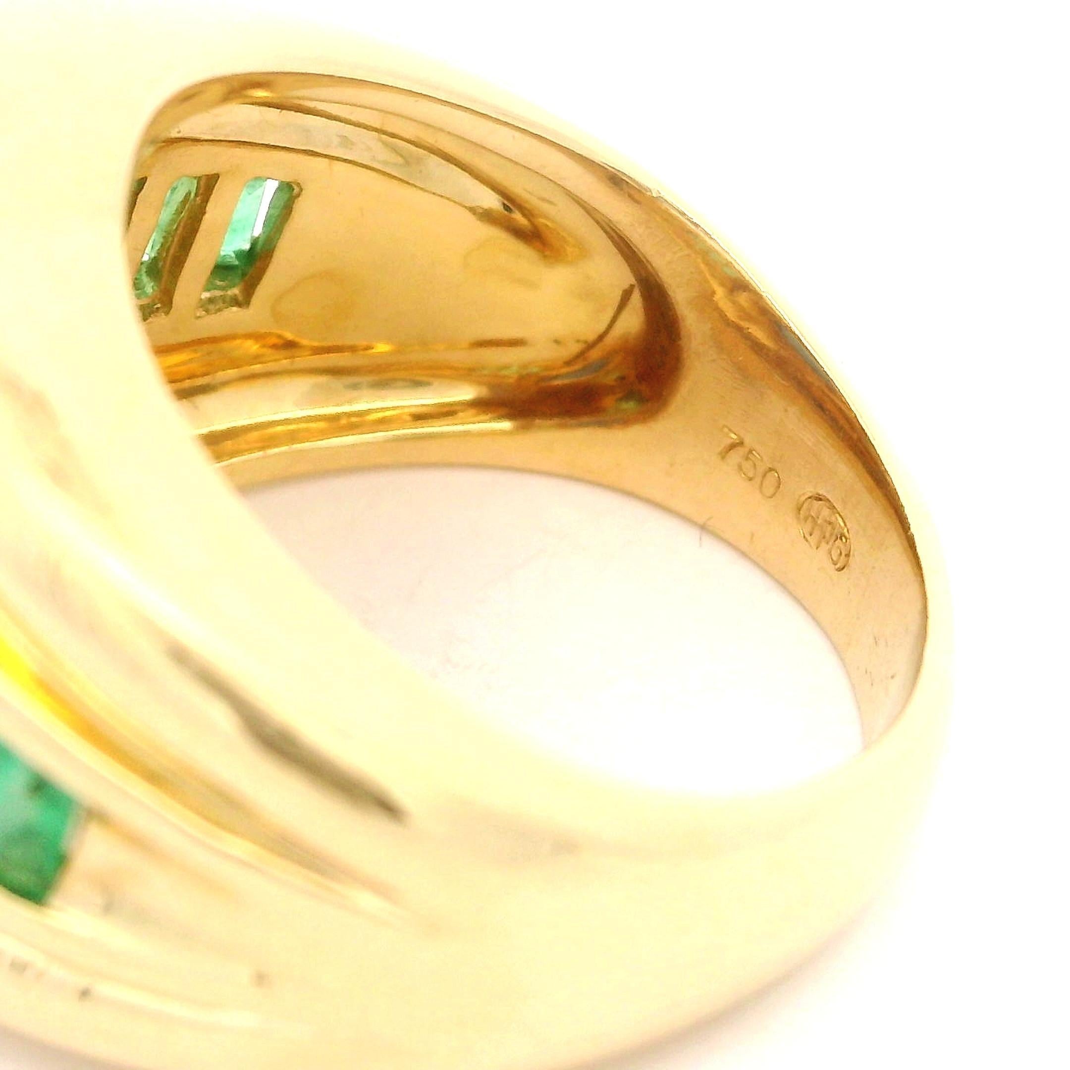 Belle bague large en or jaune 18 carats avec saphir ovale et émeraude baguette en vente 2