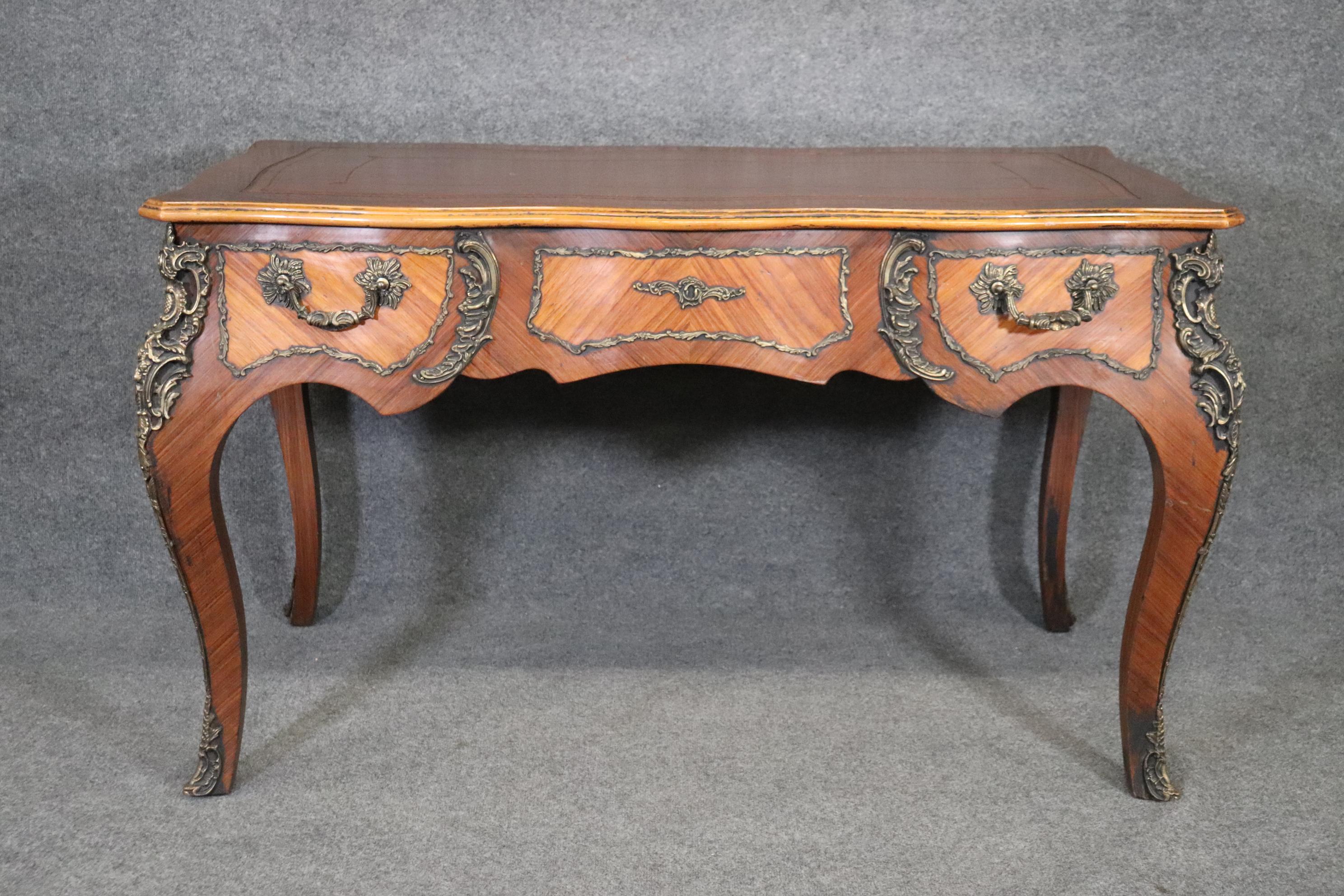 Nice Quality Embossed Leather Top Figured Walnut Writing Desk Bureau Plat In Good Condition In Swedesboro, NJ