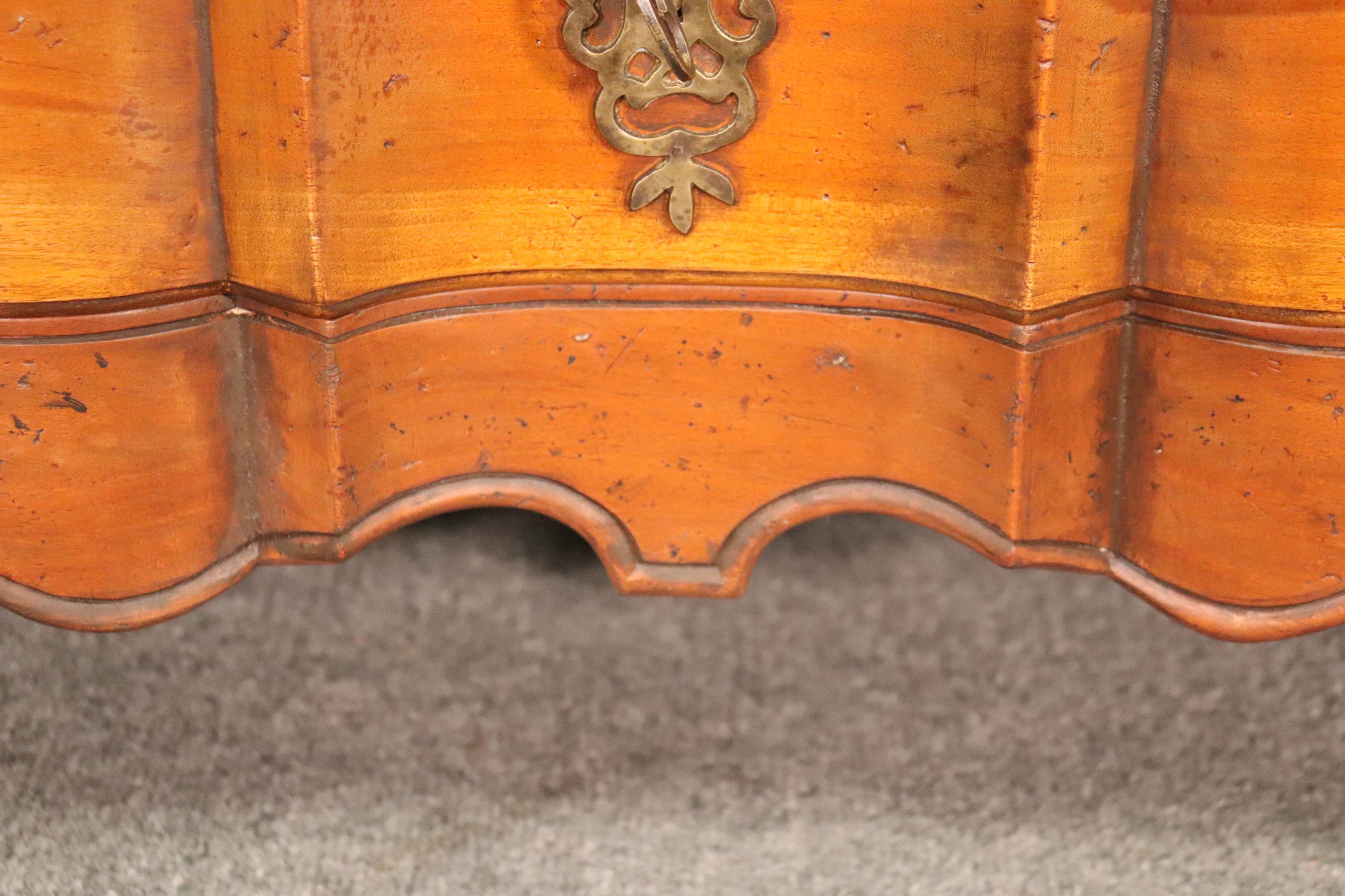 Nice Quality French Provincial Louis XV Commode Dresser For Sale 6