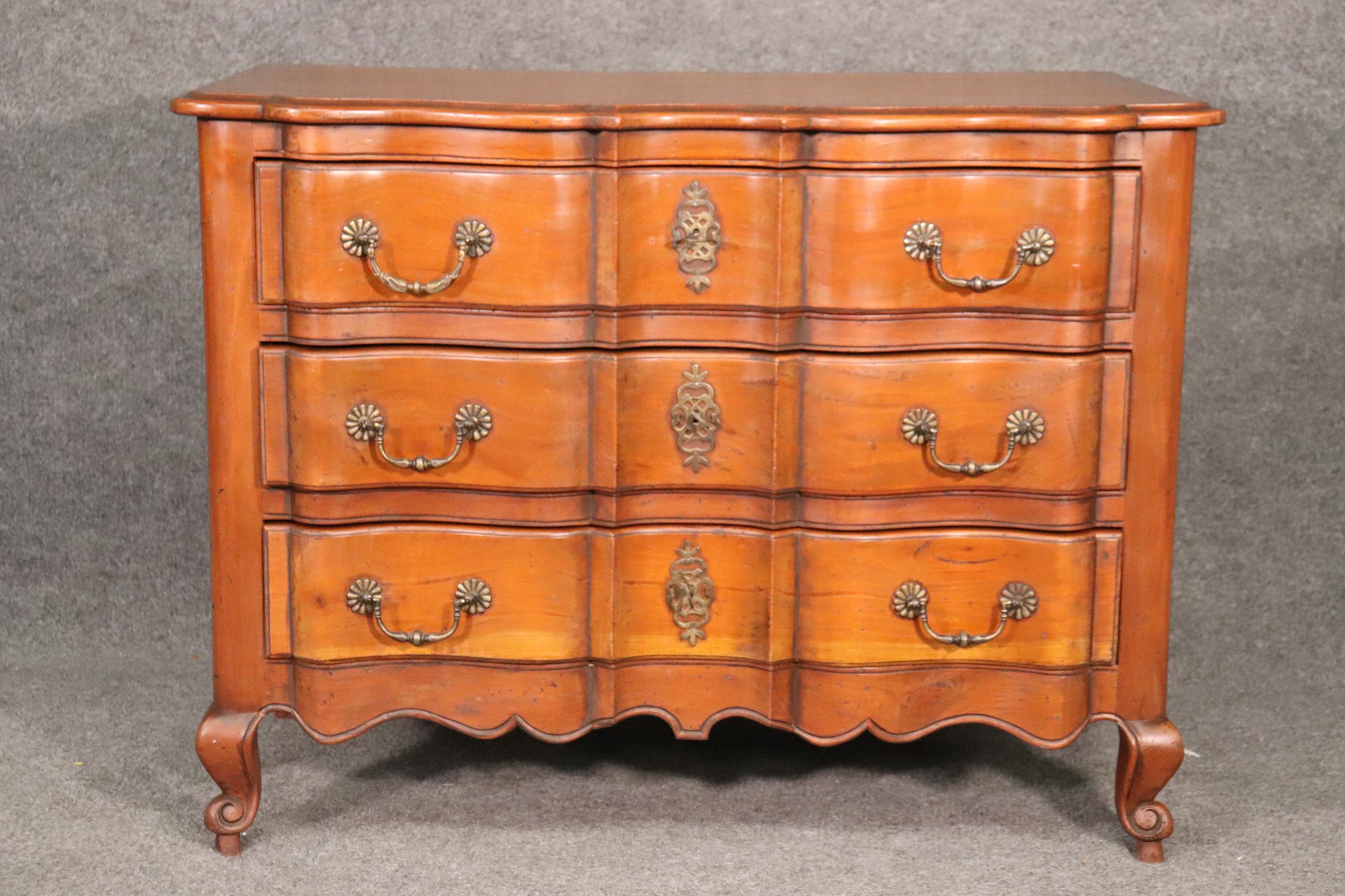 North American Nice Quality French Provincial Louis XV Commode Dresser For Sale