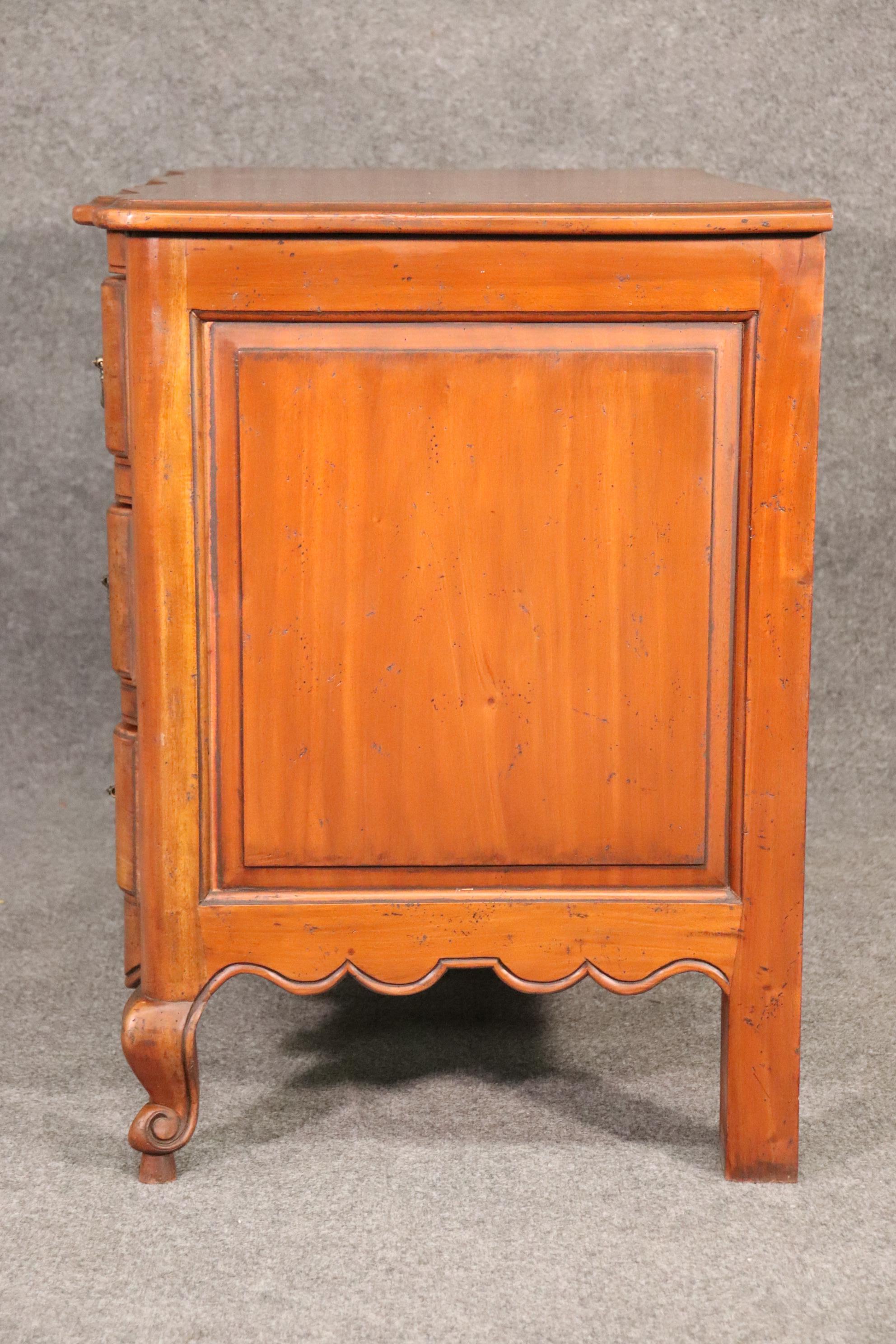 Nice Quality French Provincial Louis XV Commode Dresser In Good Condition For Sale In Swedesboro, NJ