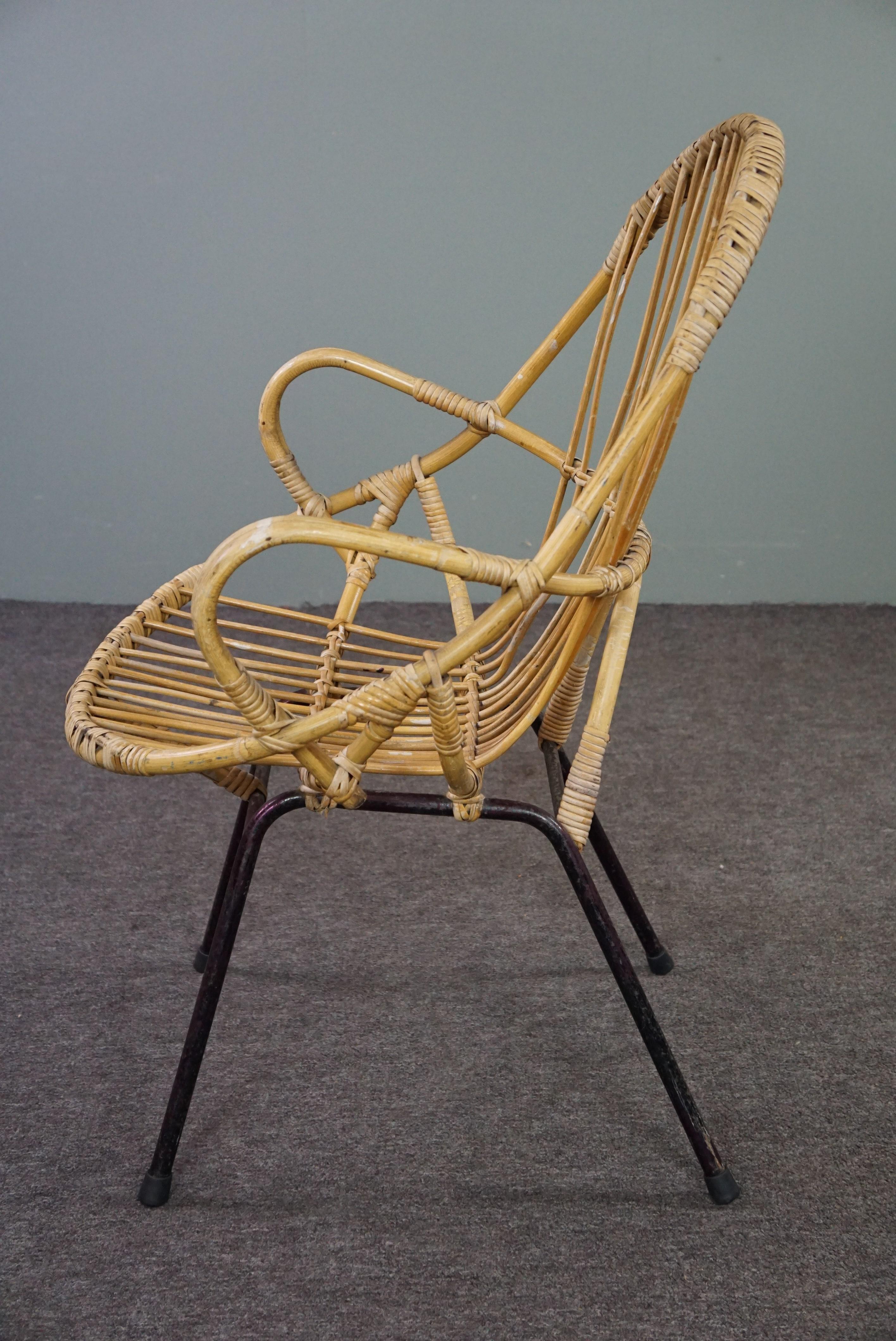 Beau fauteuil en rotin avec accoudoirs, design néerlandais, 1960 Bon état - En vente à Harderwijk, NL