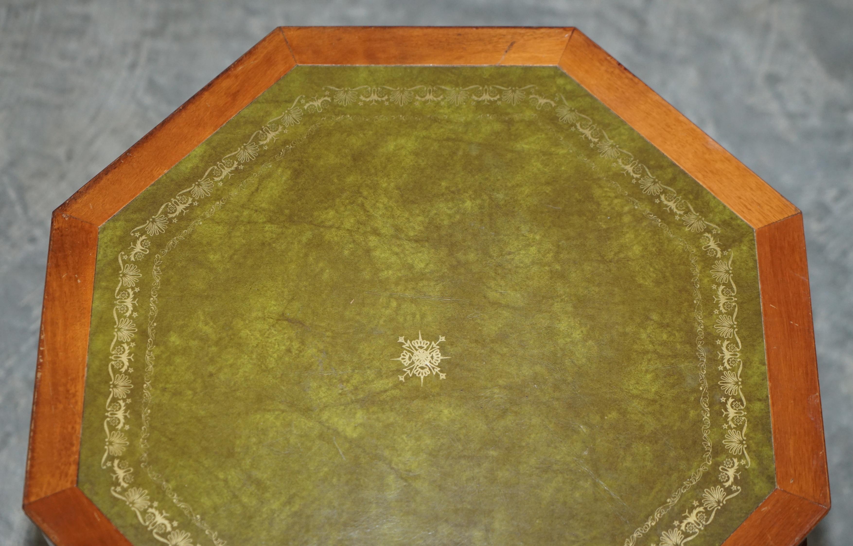 Fait main Belle lampe d'appoint de style Régence en bois dur et cuir vert avec tiroirs pour table à tambour en vente