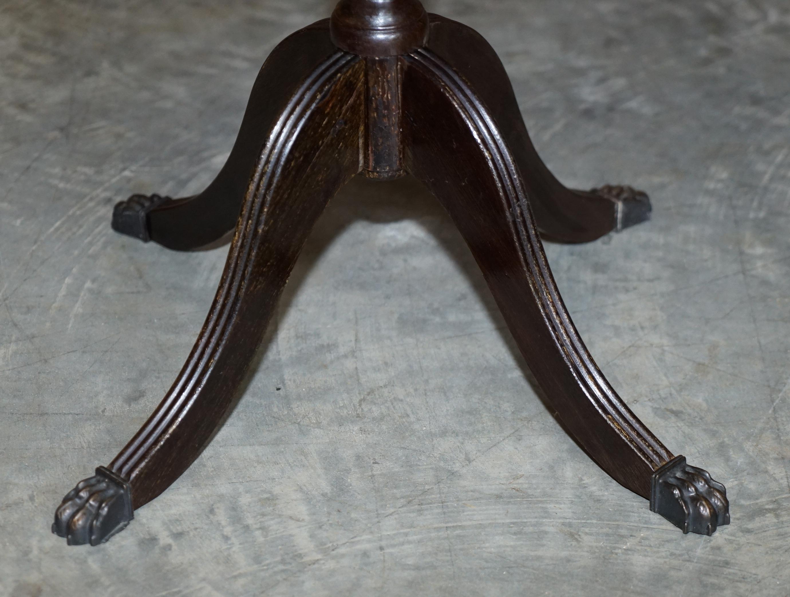 Cuir Belle lampe d'appoint de style Régence en bois dur et cuir vert avec tiroirs pour table à tambour en vente