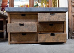 Hübsches selbstgemachtes Badezimmerbecken mit antikem Waschbecken