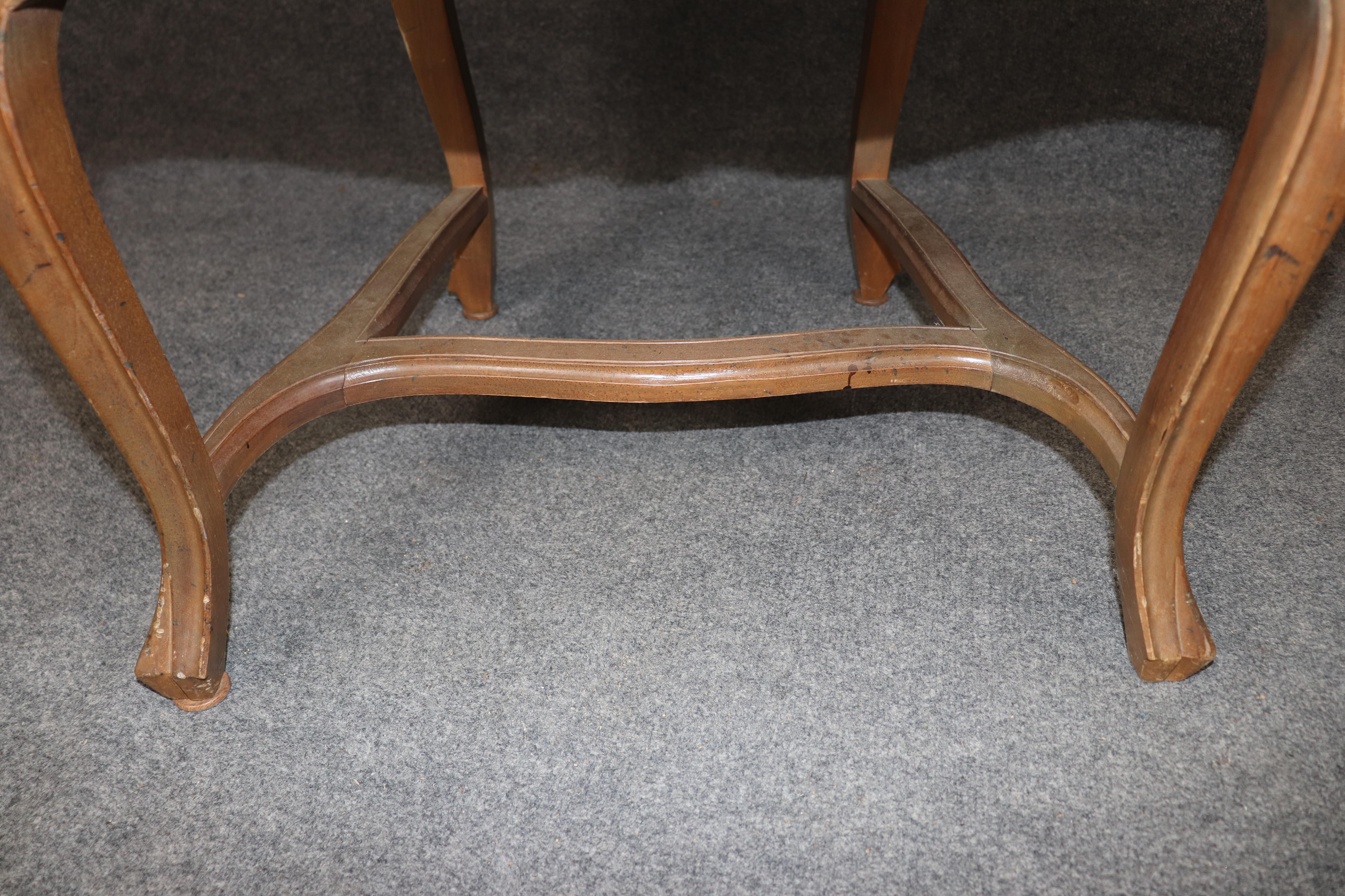 Bel ensemble de 10 chaises de salle à manger à canne Louis XV en noyer de fabrication italienne, circa 1920 en vente 5