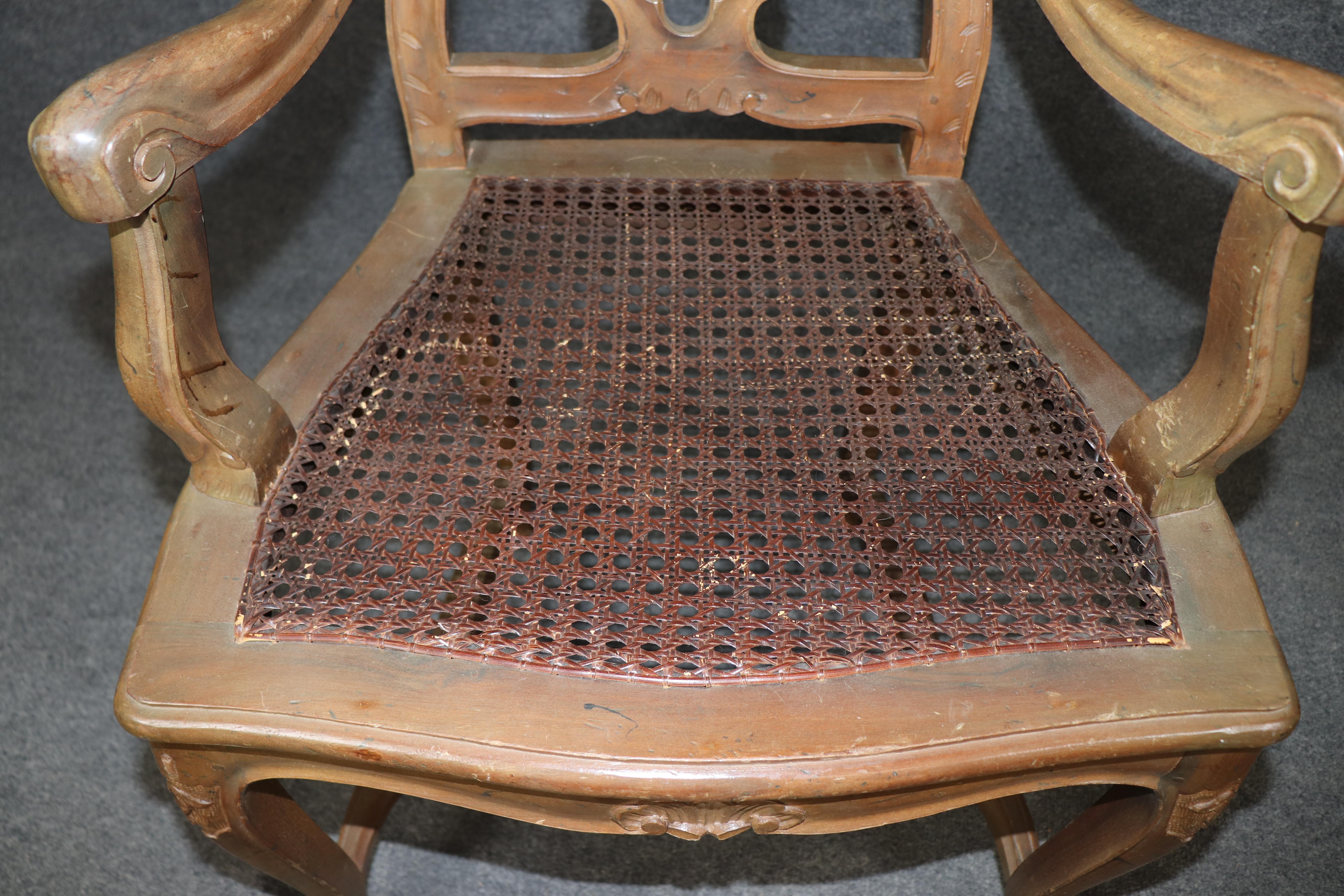 Bel ensemble de 10 chaises de salle à manger à canne Louis XV en noyer de fabrication italienne, circa 1920 en vente 8