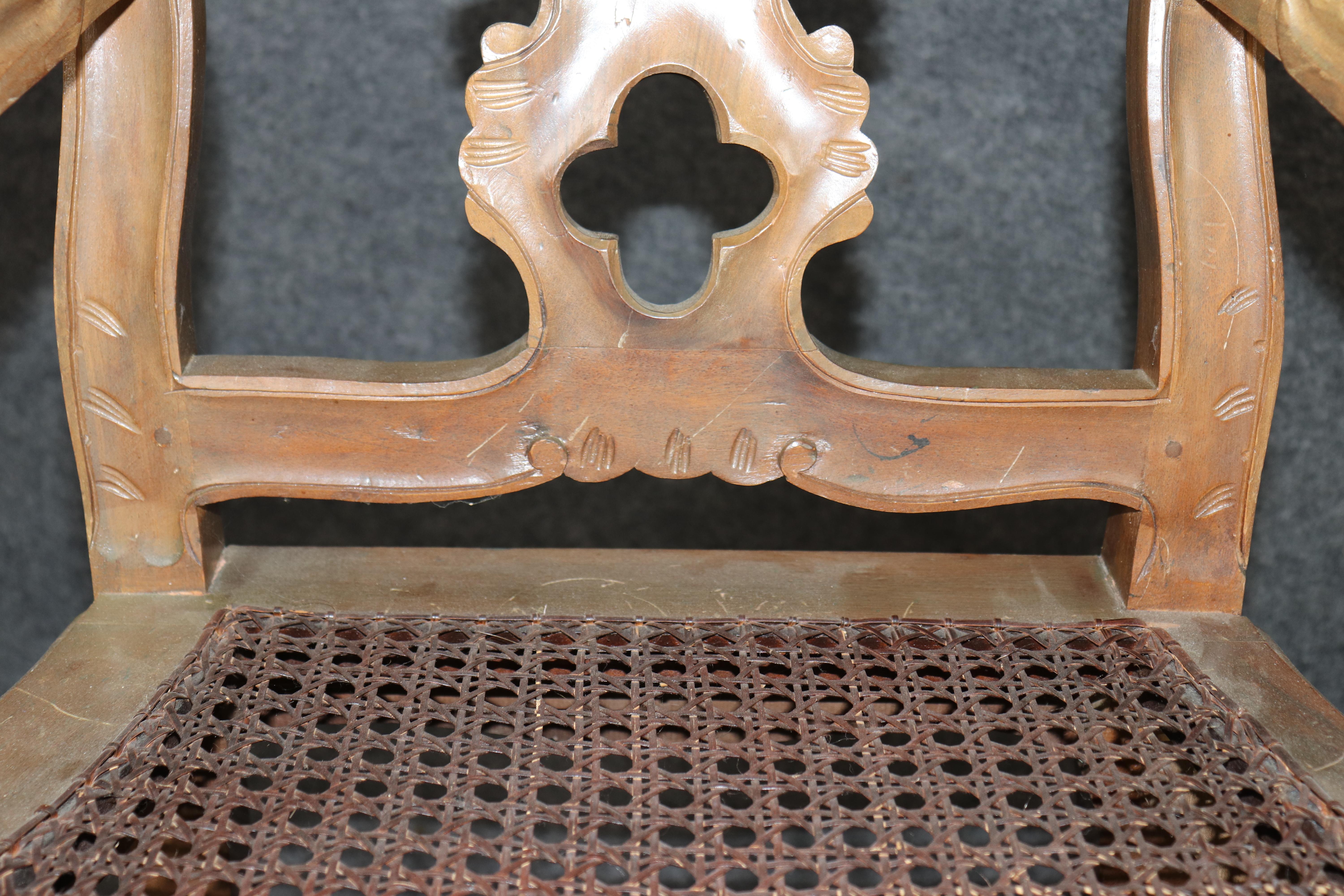 Bel ensemble de 10 chaises de salle à manger à canne Louis XV en noyer de fabrication italienne, circa 1920 en vente 9