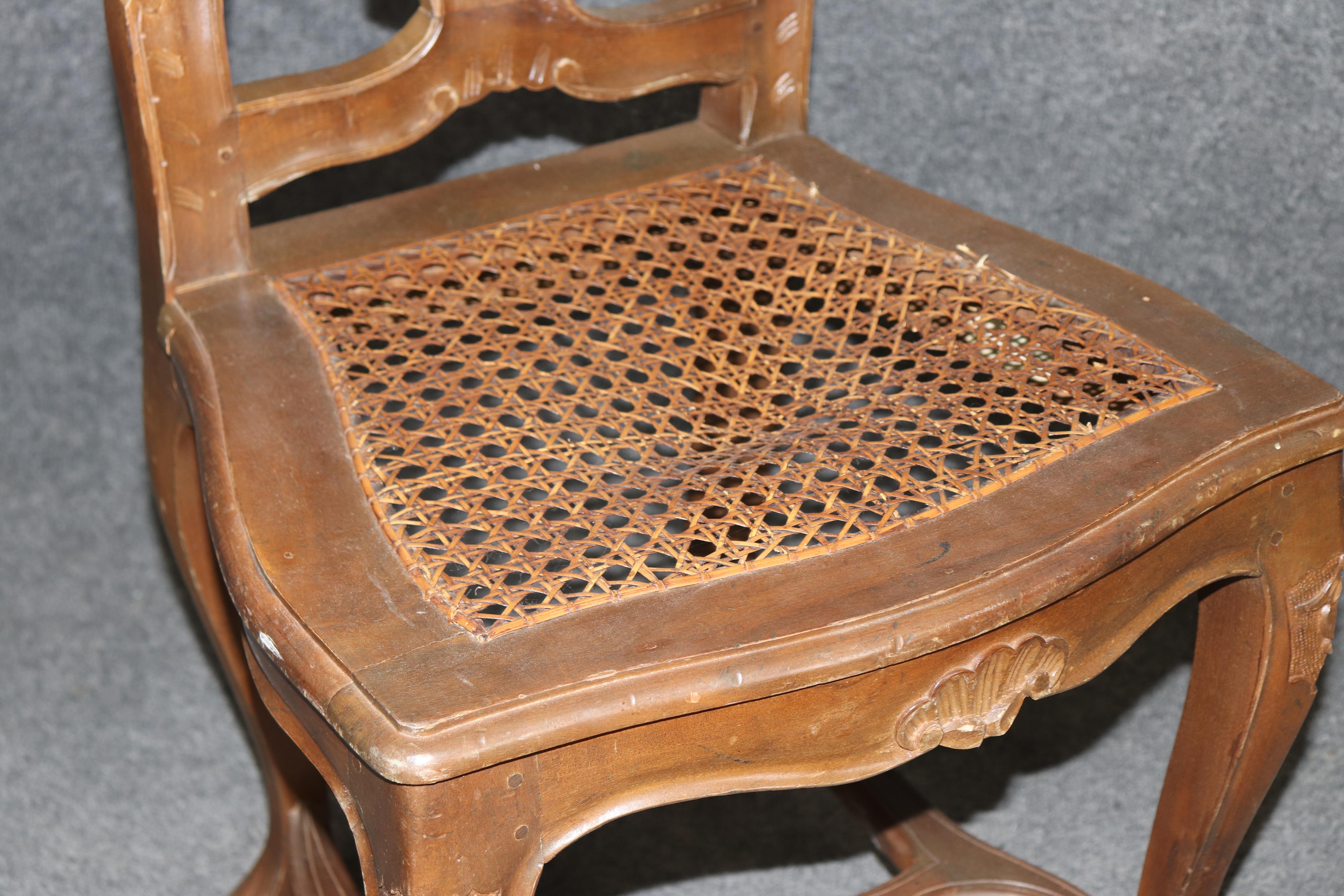 Bel ensemble de 10 chaises de salle à manger à canne Louis XV en noyer de fabrication italienne, circa 1920 en vente 12