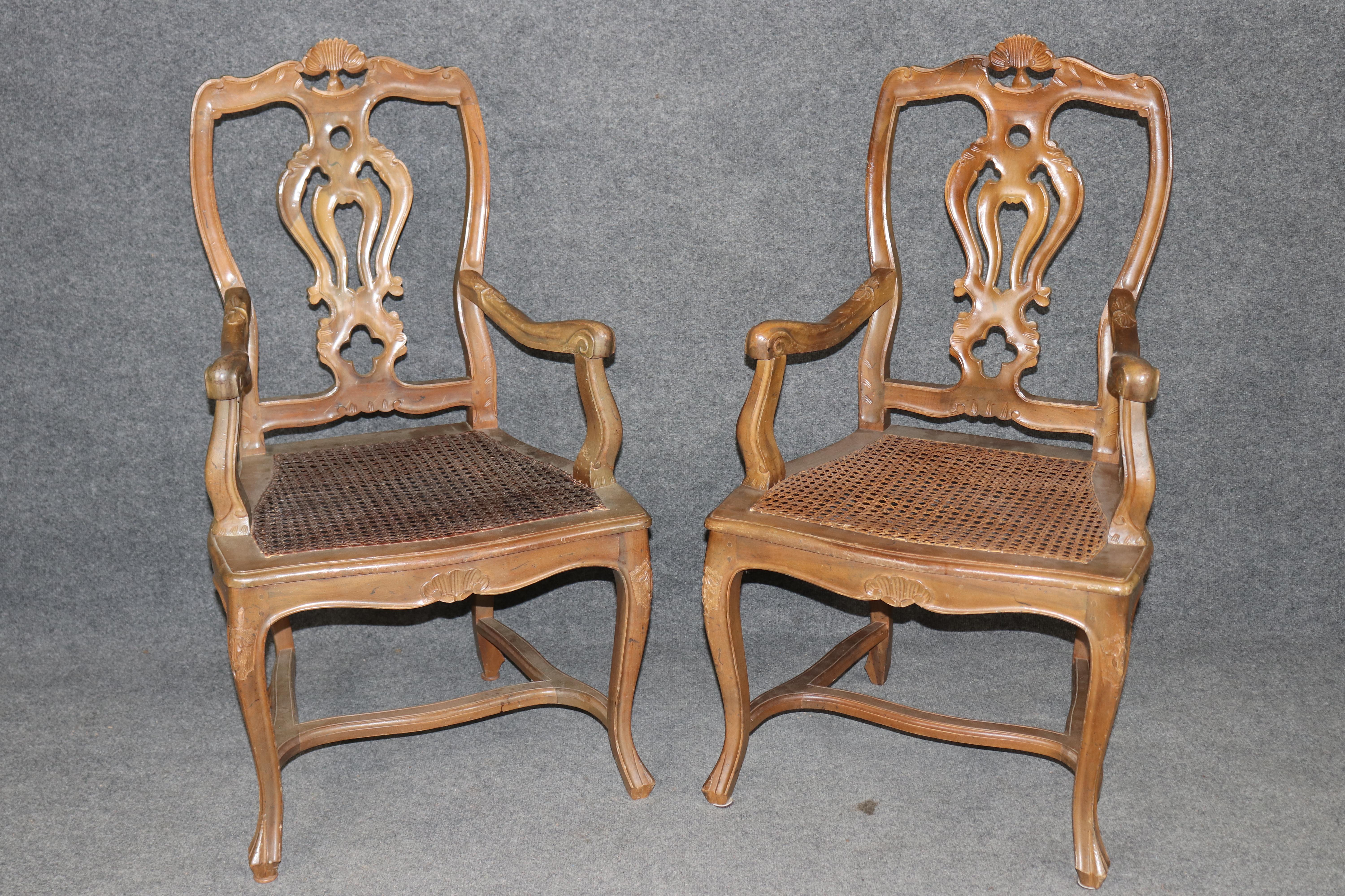 Il s'agit d'un magnifique ensemble de chaises de style Louis XV de fabrication italienne. Il s'agit d'une très grande série de 10 pièces, ce qui est très rare et difficile à trouver. Les chaises datent des années 1920. Les chaises sont en bon état,