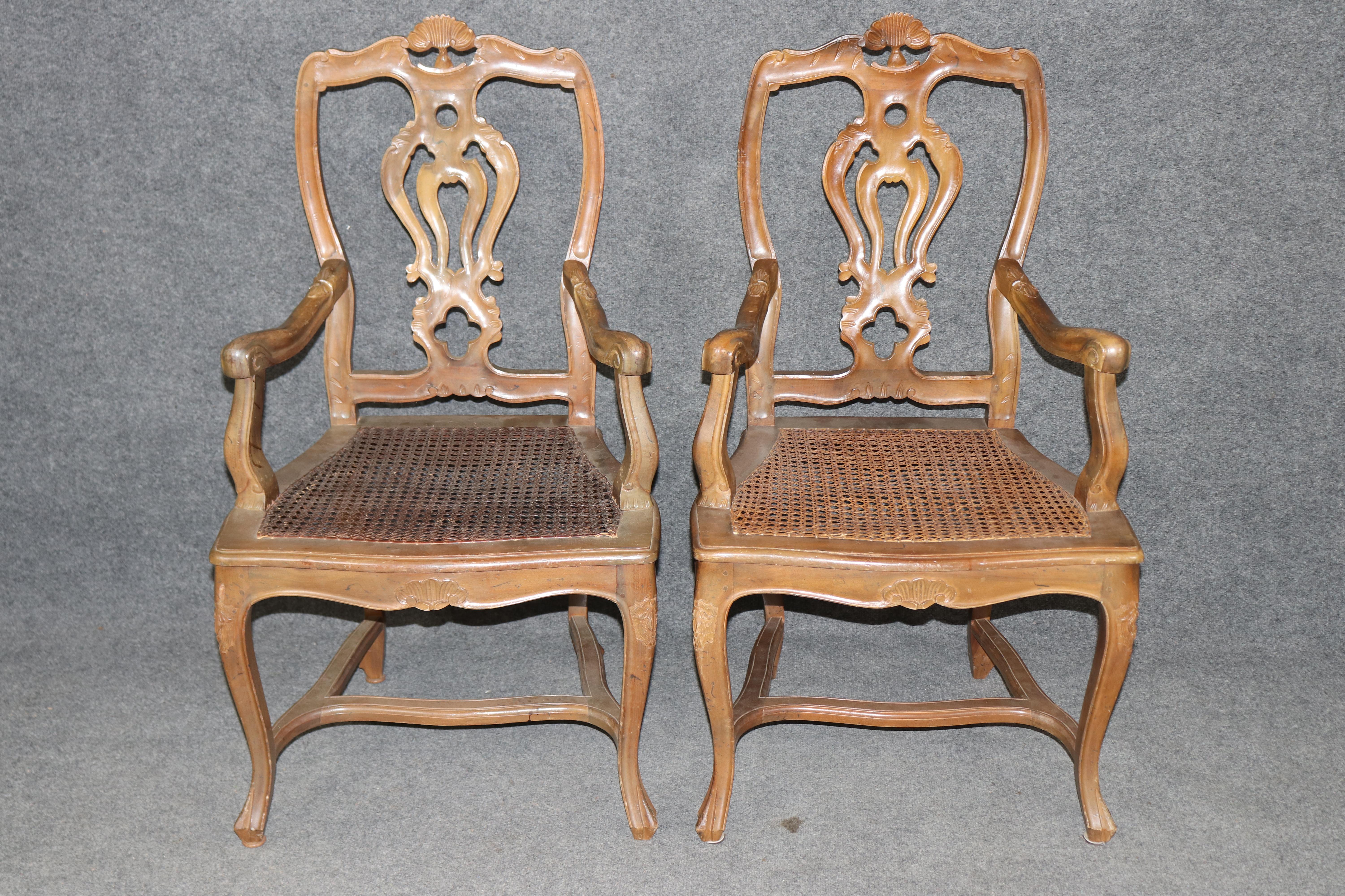 Bel ensemble de 10 chaises de salle à manger à canne Louis XV en noyer de fabrication italienne, circa 1920 Bon état - En vente à Swedesboro, NJ