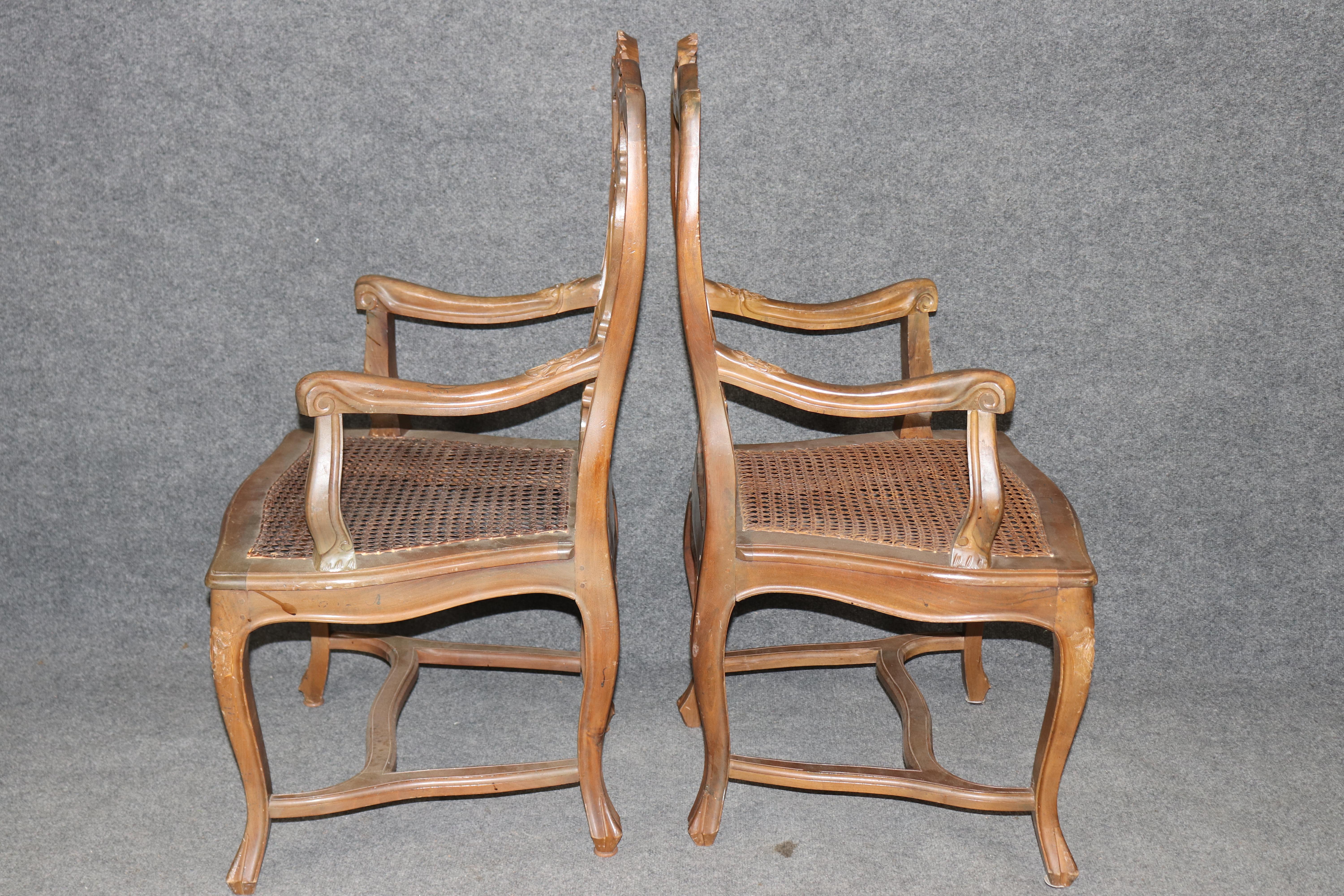 Début du 20ème siècle Bel ensemble de 10 chaises de salle à manger à canne Louis XV en noyer de fabrication italienne, circa 1920 en vente
