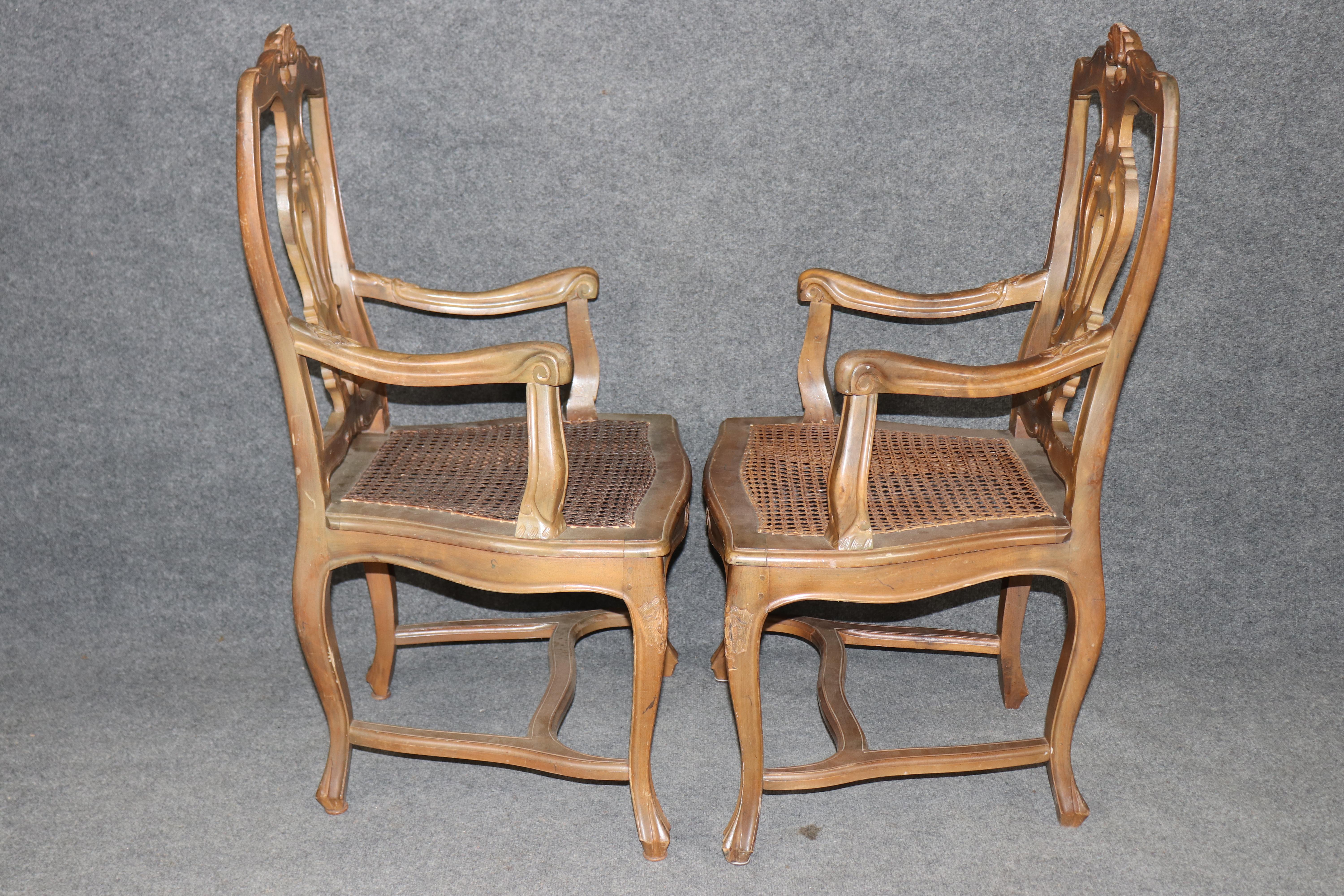 Bel ensemble de 10 chaises de salle à manger à canne Louis XV en noyer de fabrication italienne, circa 1920 en vente 1