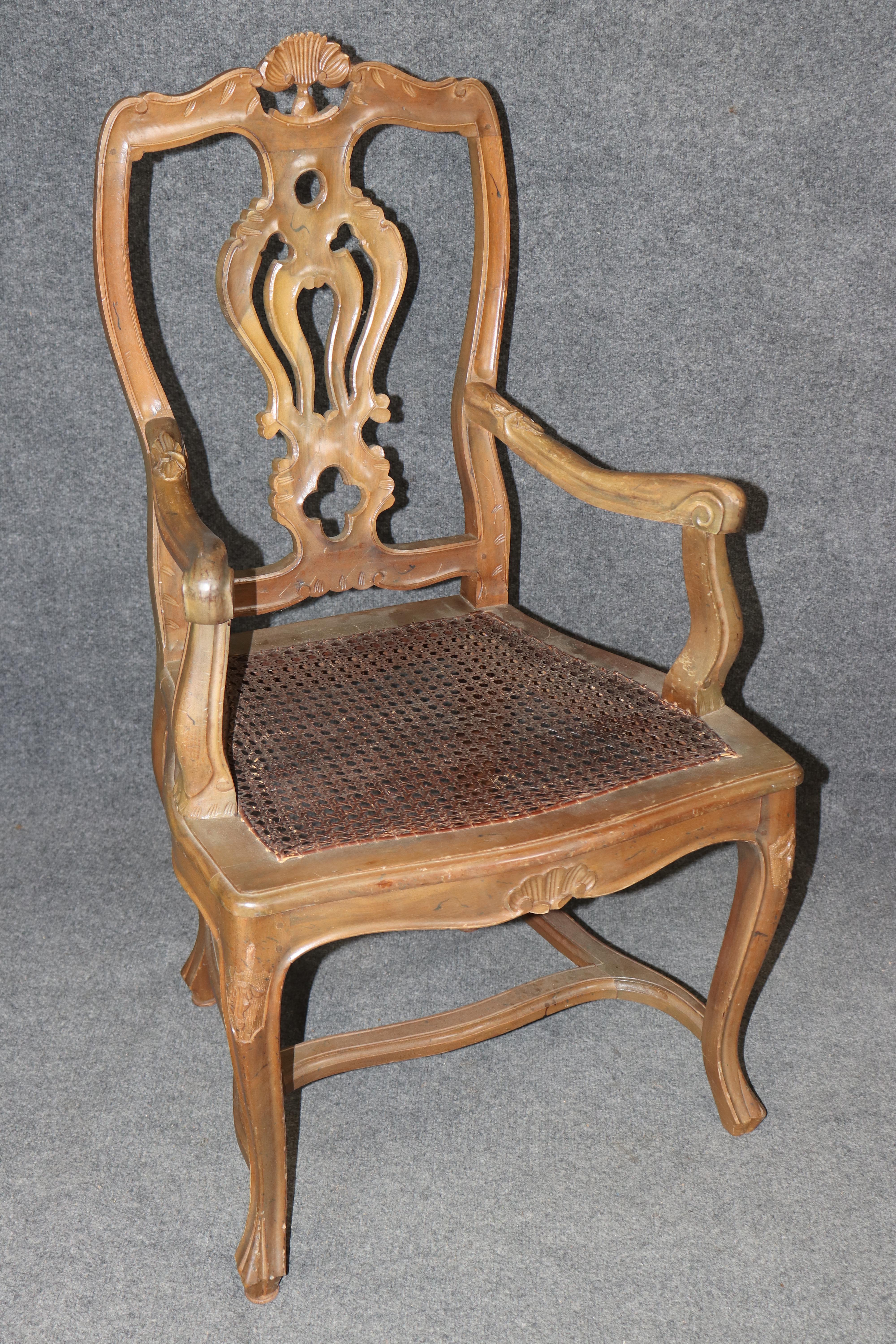 Bel ensemble de 10 chaises de salle à manger à canne Louis XV en noyer de fabrication italienne, circa 1920 en vente 2