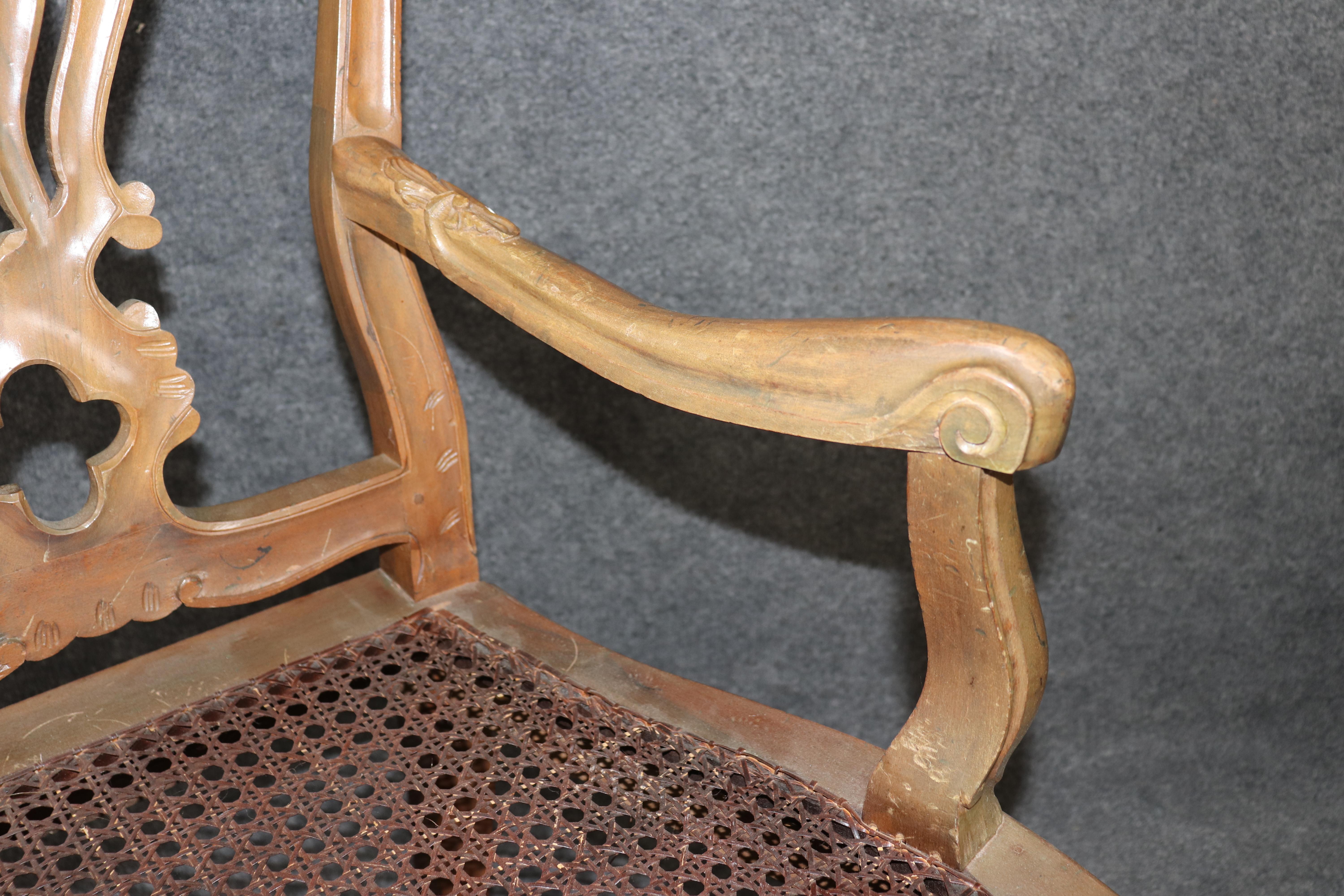 Bel ensemble de 10 chaises de salle à manger à canne Louis XV en noyer de fabrication italienne, circa 1920 en vente 3