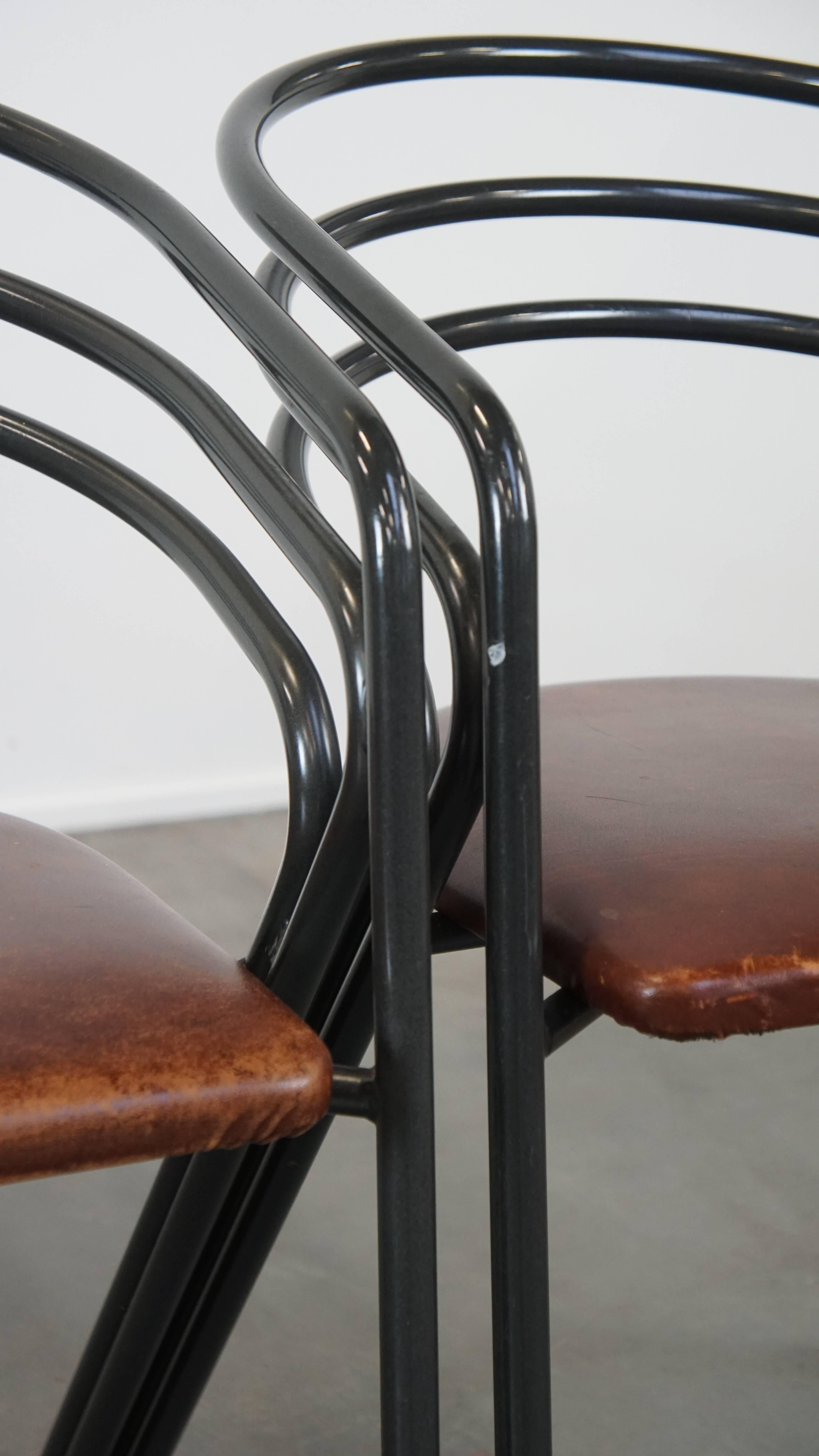 Bel set di 4 sedie da pranzo dal design anni '70 con seduta in pelle e struttura in metallo in vendita 6