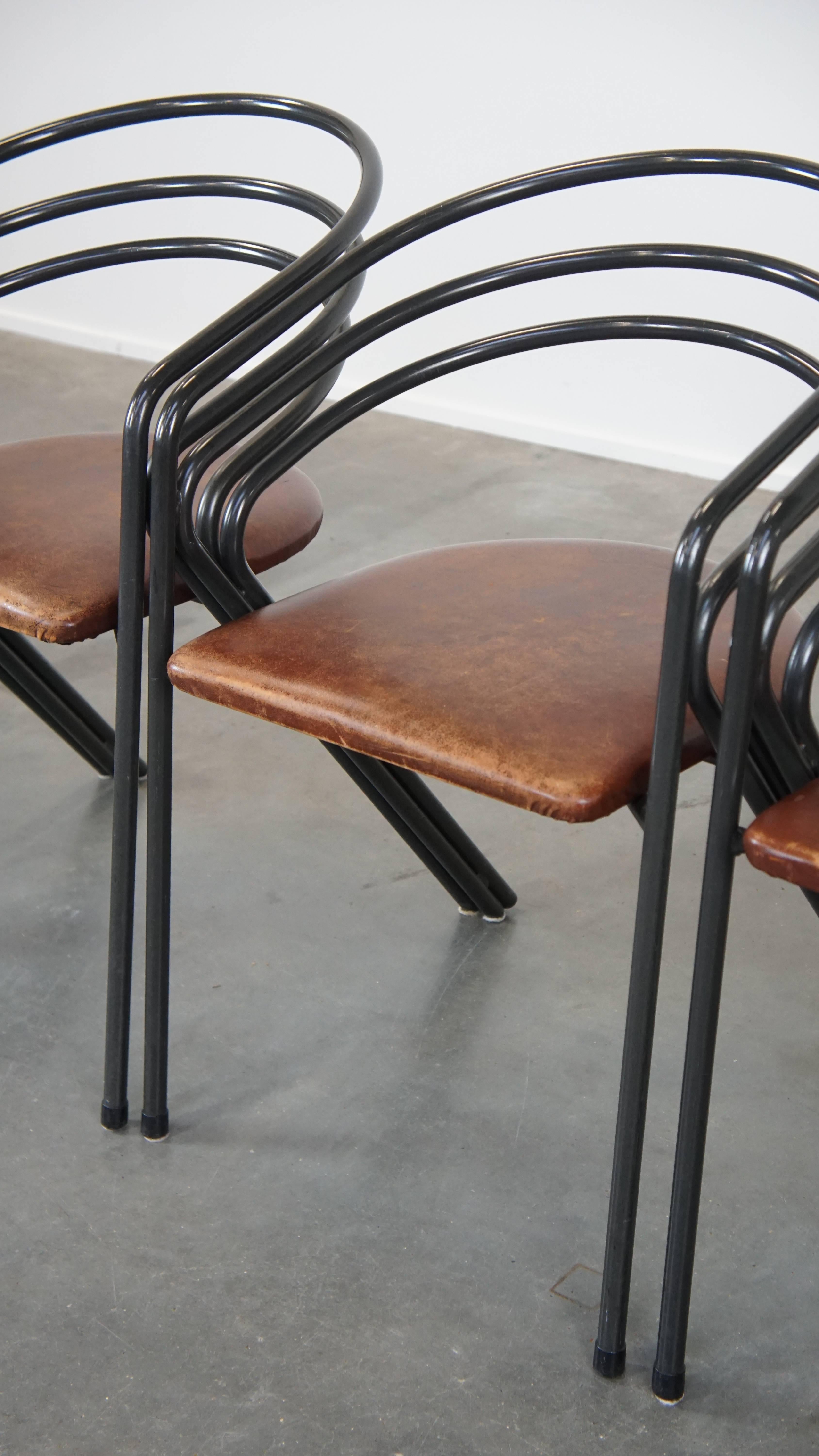 Bel set di 4 sedie da pranzo dal design anni '70 con seduta in pelle e struttura in metallo in vendita 8
