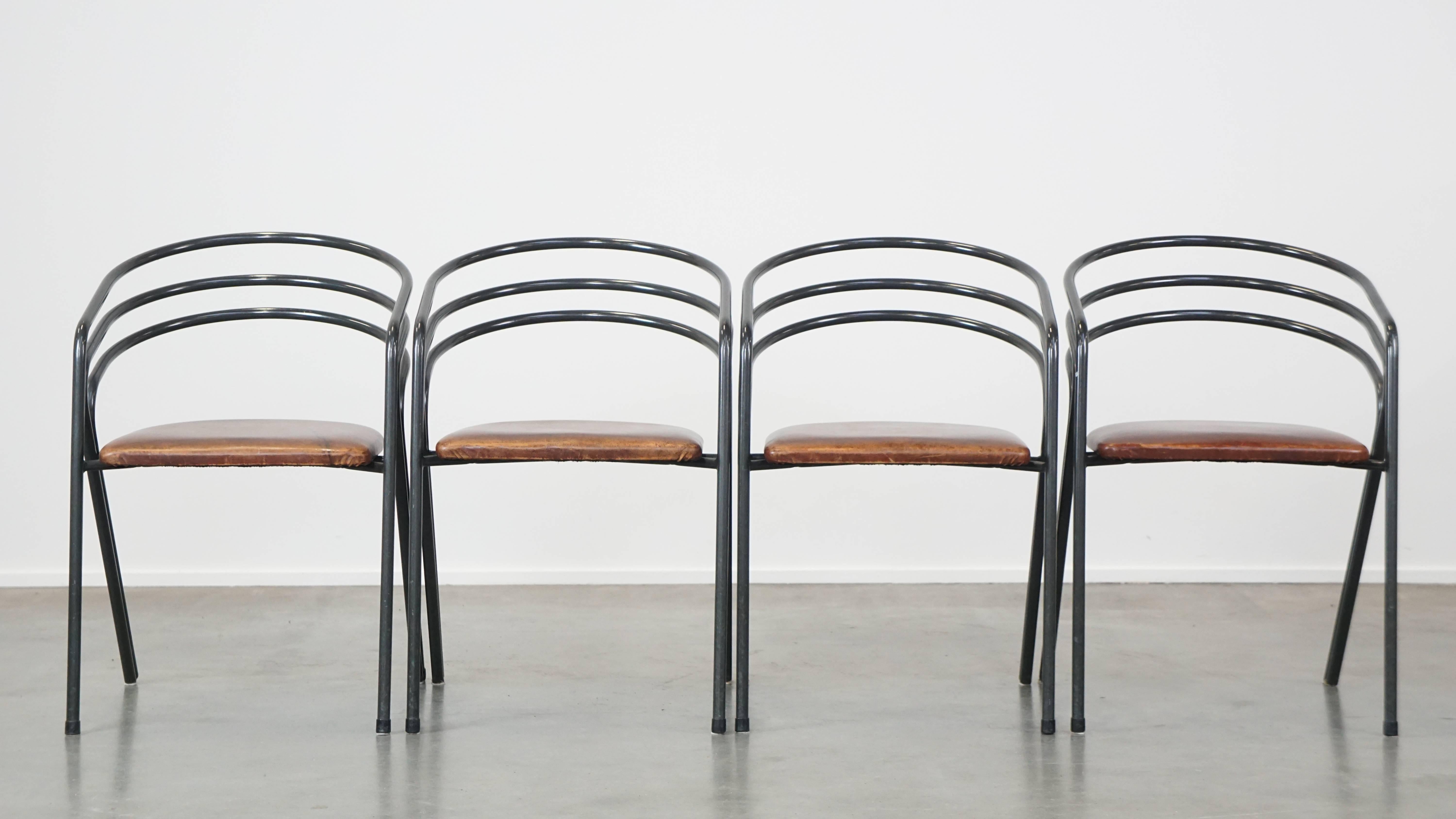Questo grazioso set di 4 sedie da pranzo di design dovrebbe, a nostro avviso, far parte di qualsiasi arredamento. Con le loro sedute in pelle e la struttura in metallo, aggiungono un tocco di lusso e stile contemporaneo alla tua sala da pranzo. A