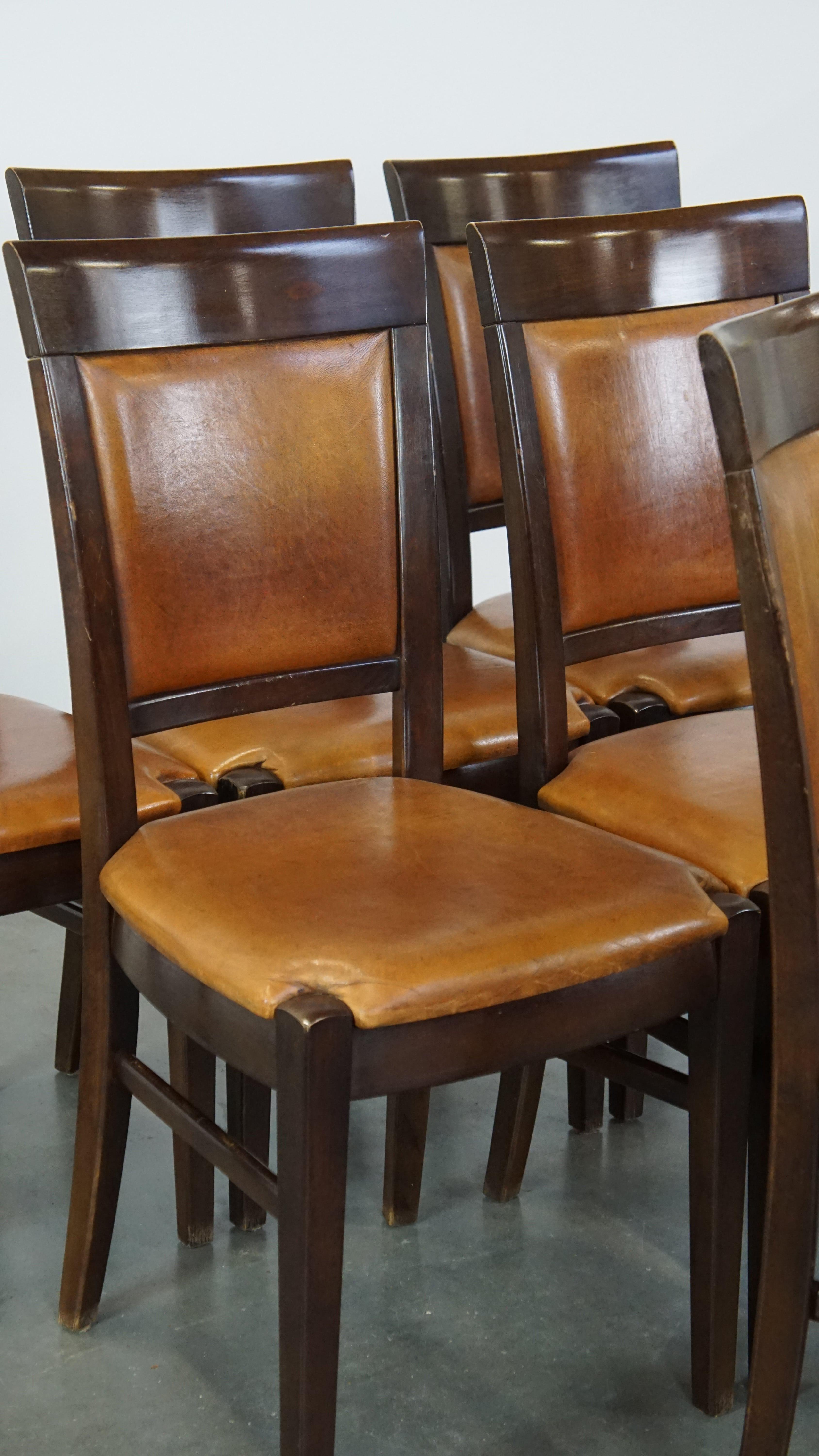 Bonito juego de 6 bonitas sillas de comedor de piel de oveja acabadas en madera en venta 8