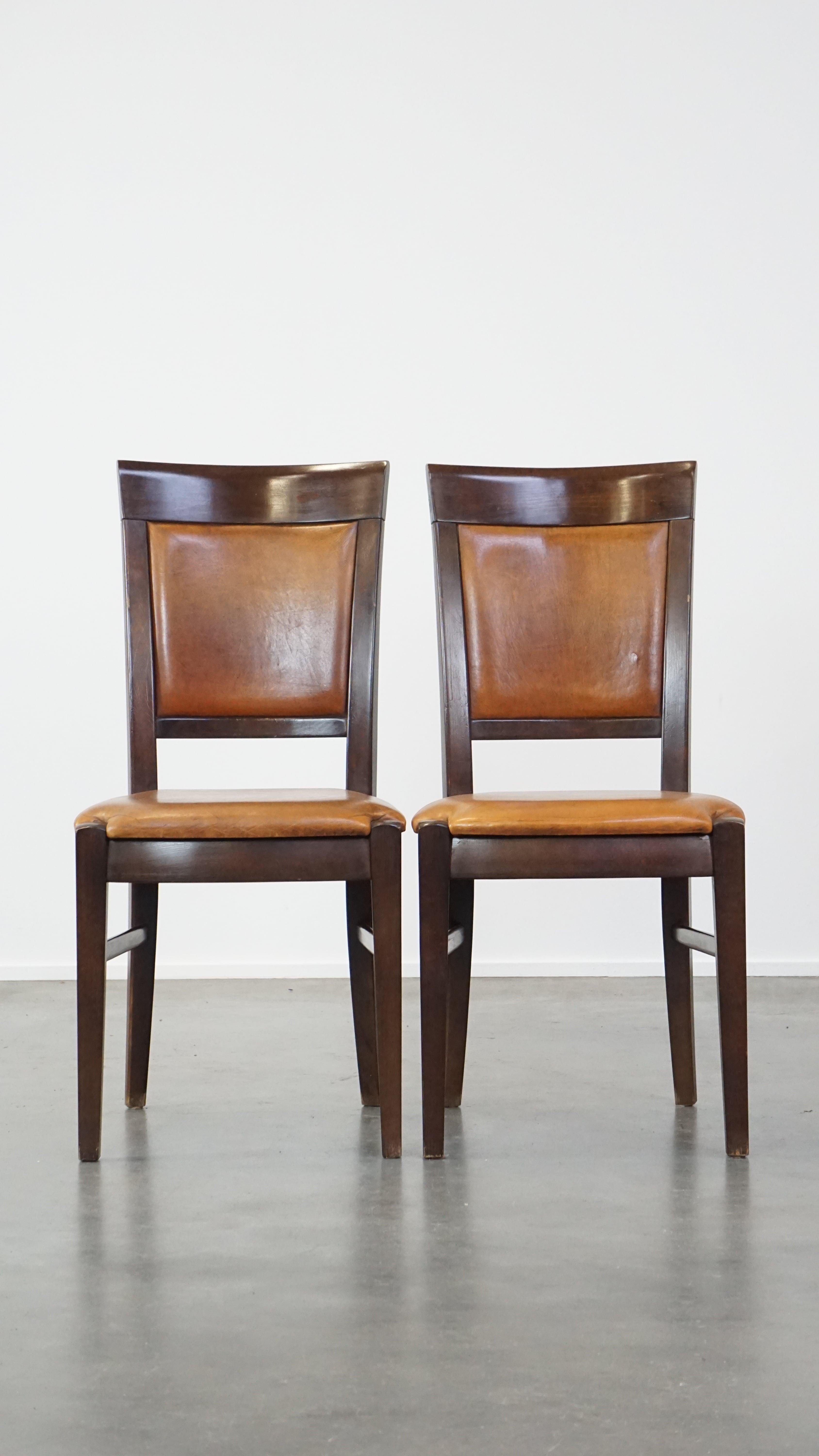 Queste bellissime sedie in pelle di pecora hanno un design elegante e offrono un eccellente comfort di seduta. Con questo set non solo aggiungerai un tocco di raffinatezza ai tuoi interni, ma anche un complemento durevole che, con un uso corretto,
