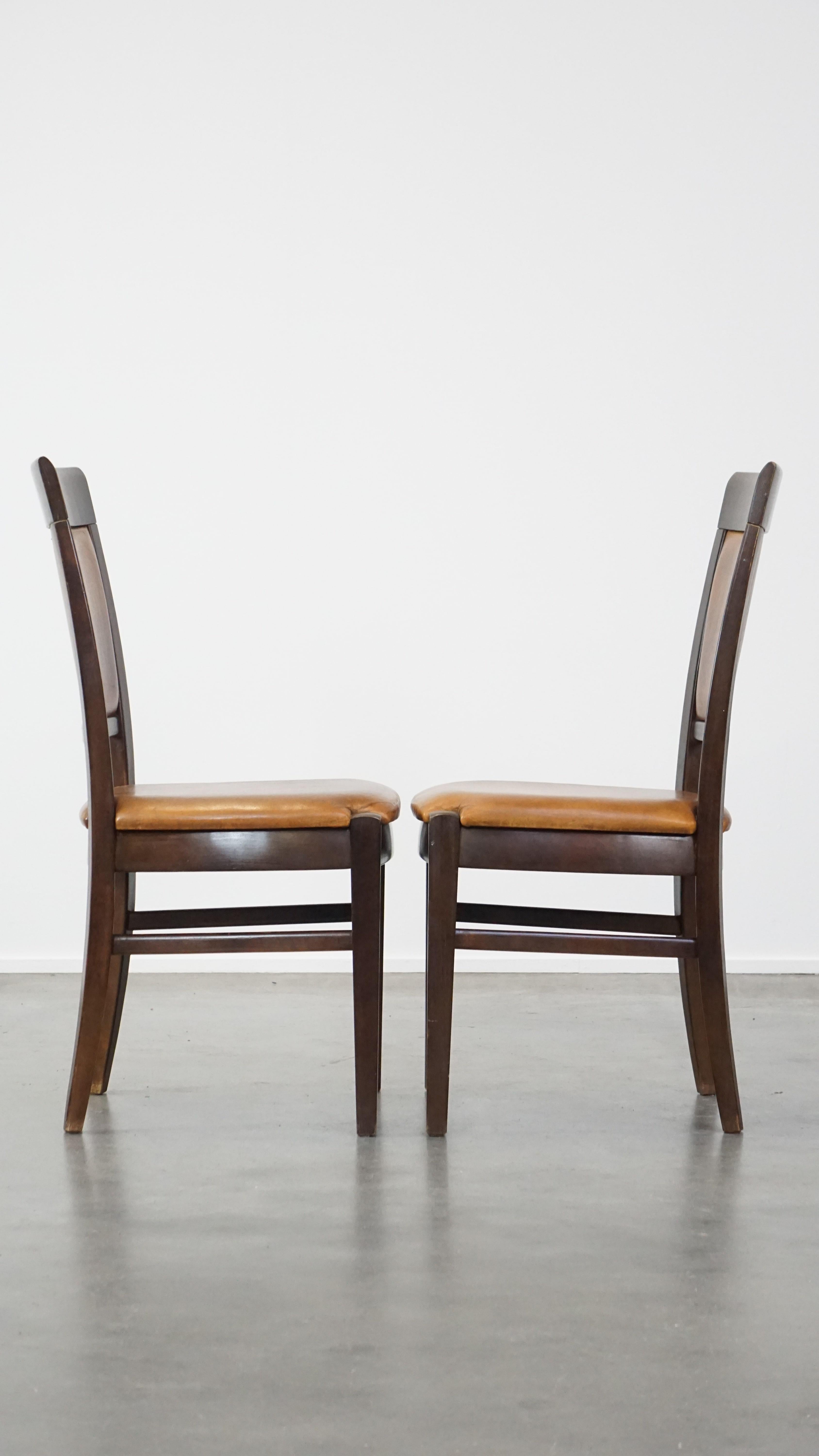 Bonito juego de 6 bonitas sillas de comedor de piel de oveja acabadas en madera Hecho a mano en venta