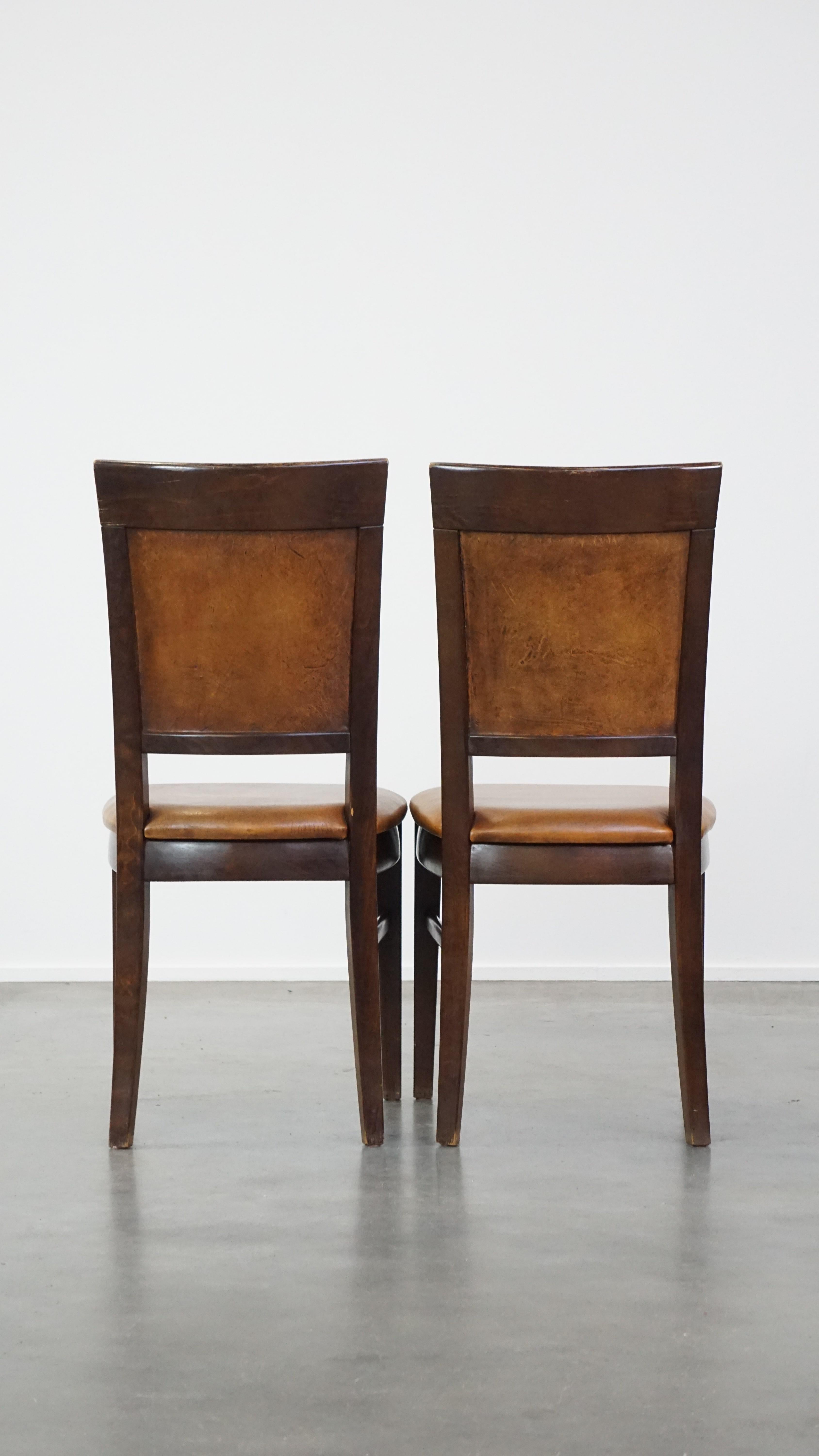 Bonito juego de 6 bonitas sillas de comedor de piel de oveja acabadas en madera en Bueno estado para la venta en Harderwijk, NL