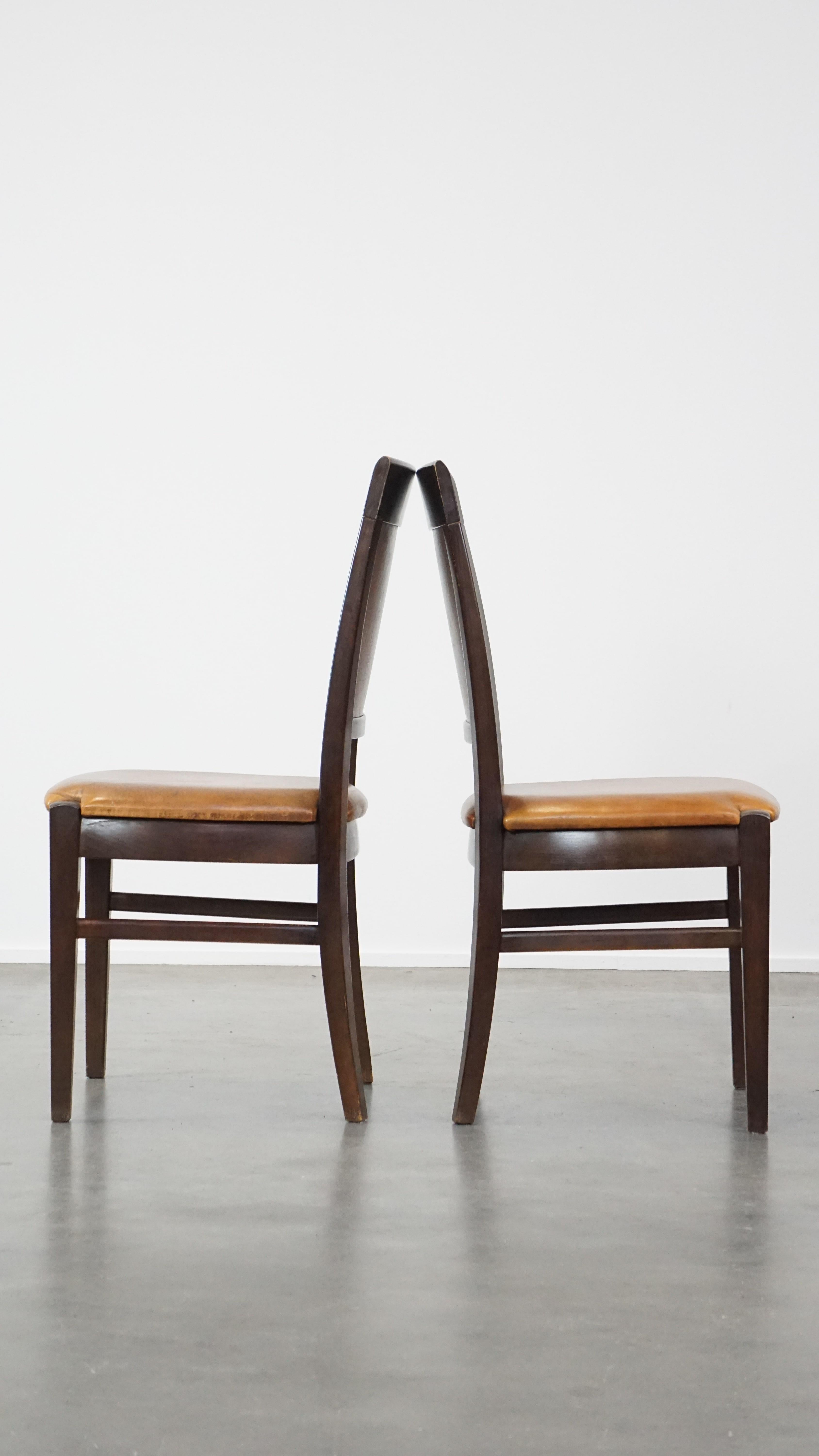 Bonito juego de 6 bonitas sillas de comedor de piel de oveja acabadas en madera finales del siglo XX en venta