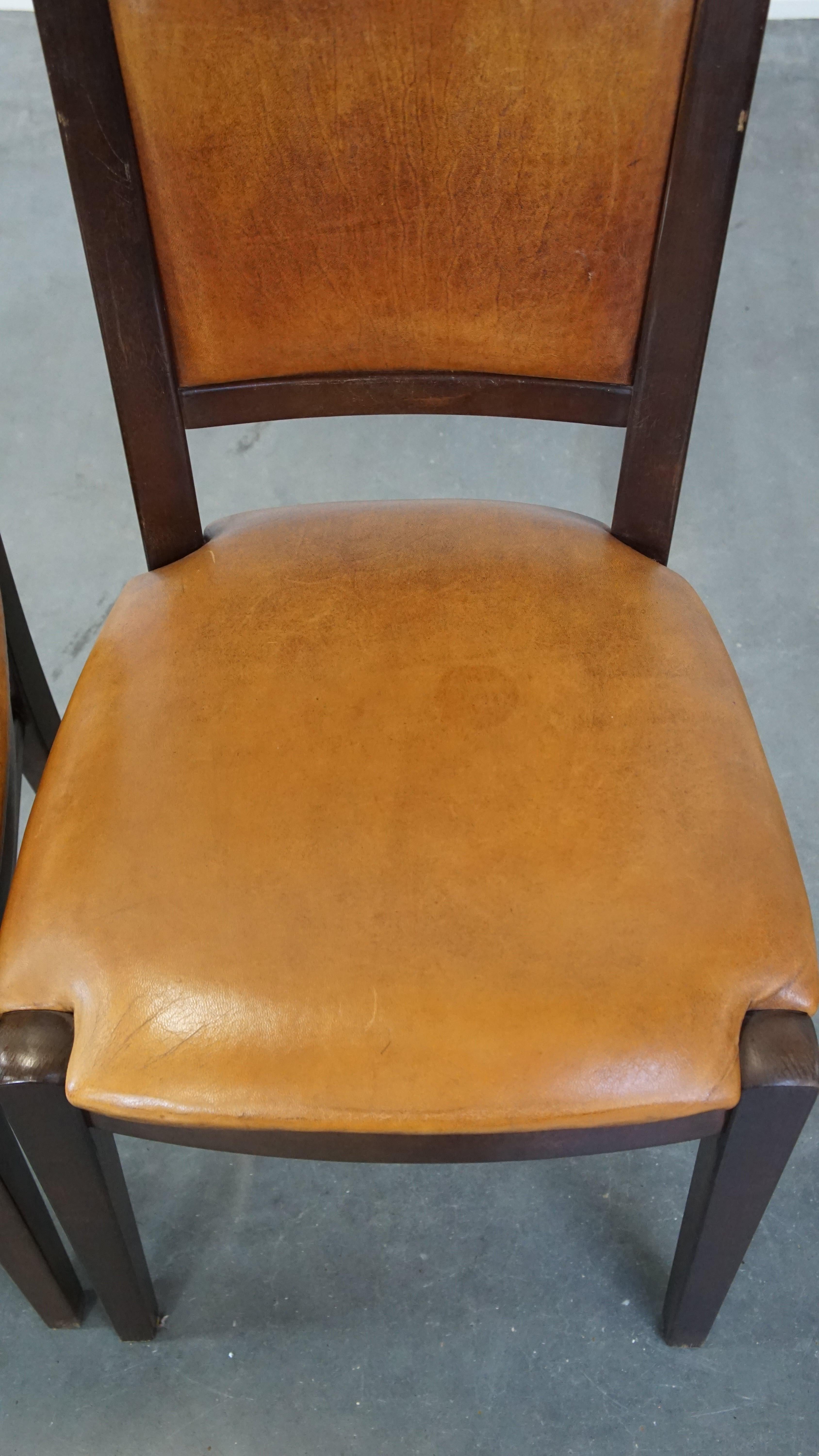 Bonito juego de 6 bonitas sillas de comedor de piel de oveja acabadas en madera en venta 1