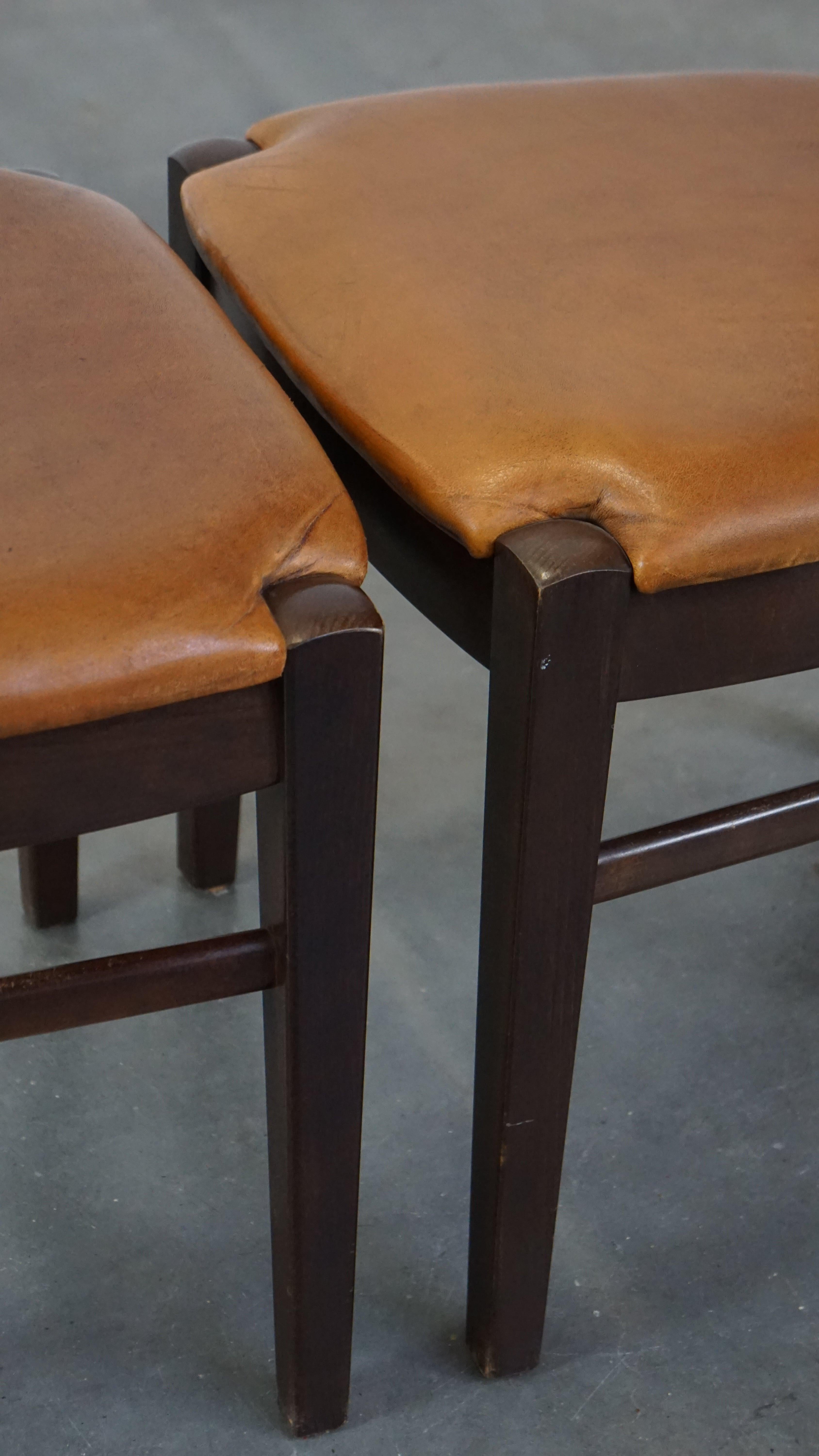 Bonito juego de 6 bonitas sillas de comedor de piel de oveja acabadas en madera en venta 3