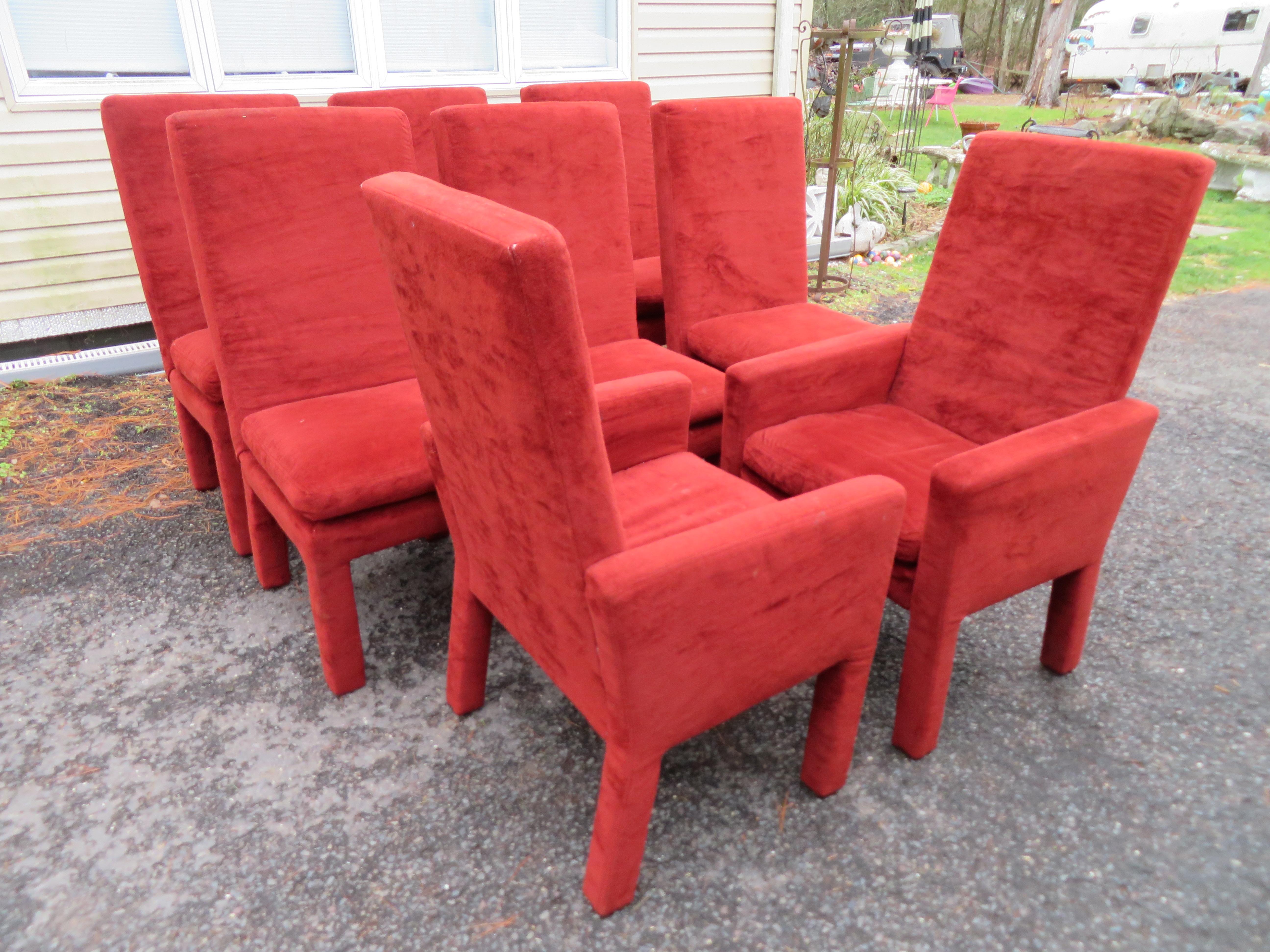 Bel ensemble de 8 chaises de salle à manger rembourrées signées Milo Baughman. Il s'agit de l'ensemble que les designers recherchaient - ils ont besoin d'être retapissés. Ils sont si confortables et si beaux aussi. L'ensemble comprend 2 fauteuils