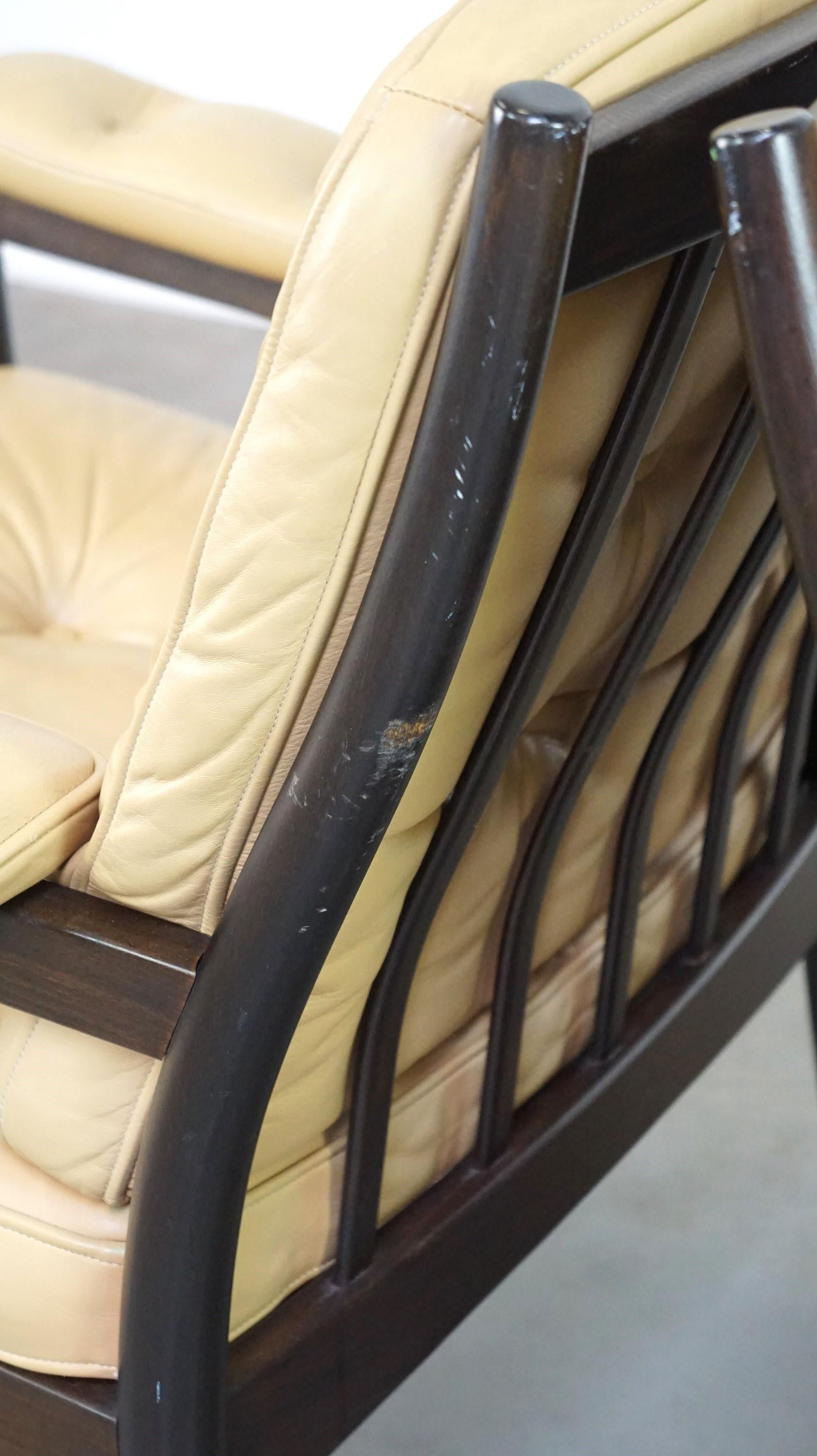 Bel ensemble de fauteuils suédois au design vintage de G Möbel en cuir crème/beige en vente 3