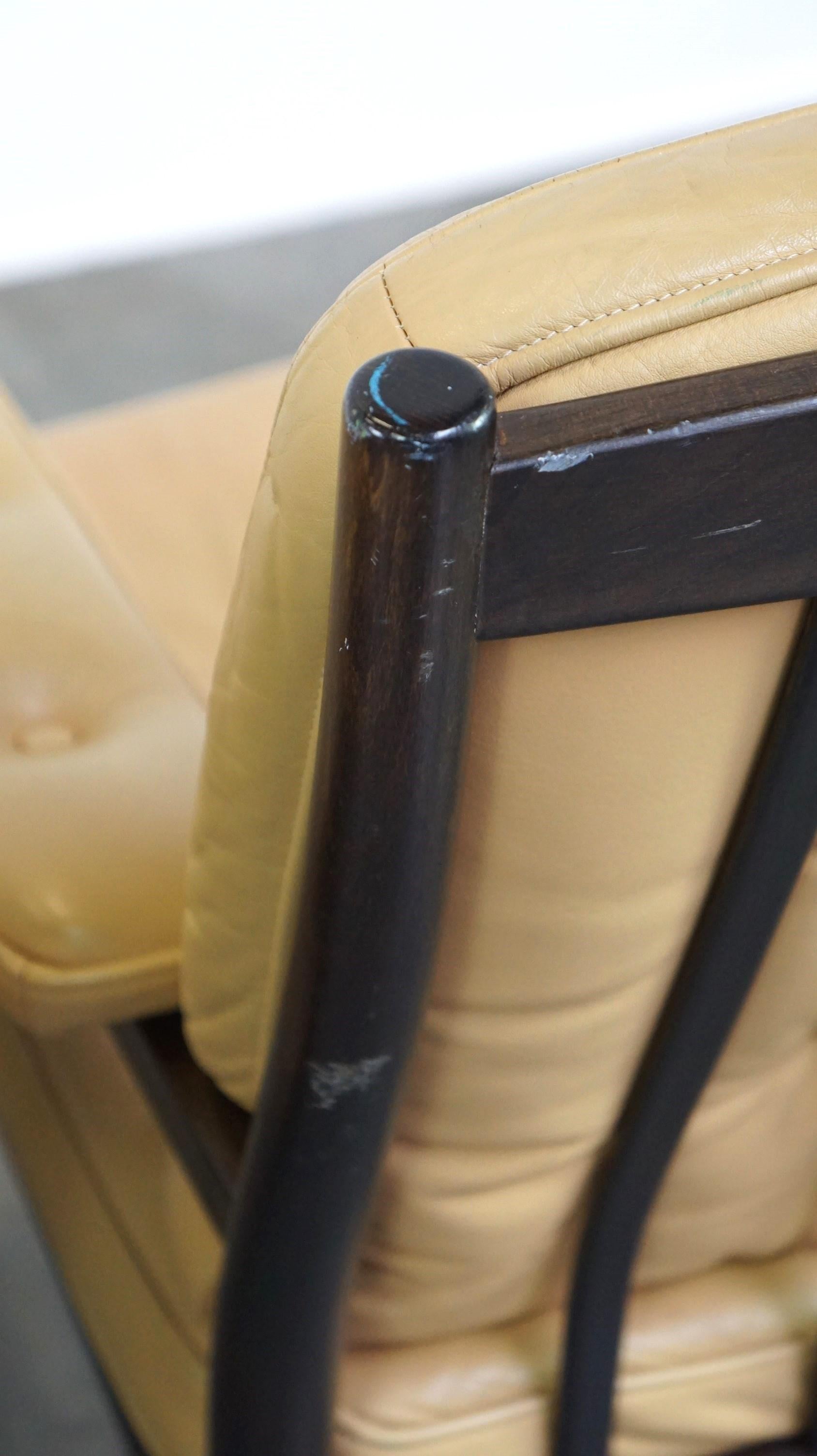 Bel ensemble de fauteuils suédois au design vintage de G Möbel en cuir crème/beige en vente 6