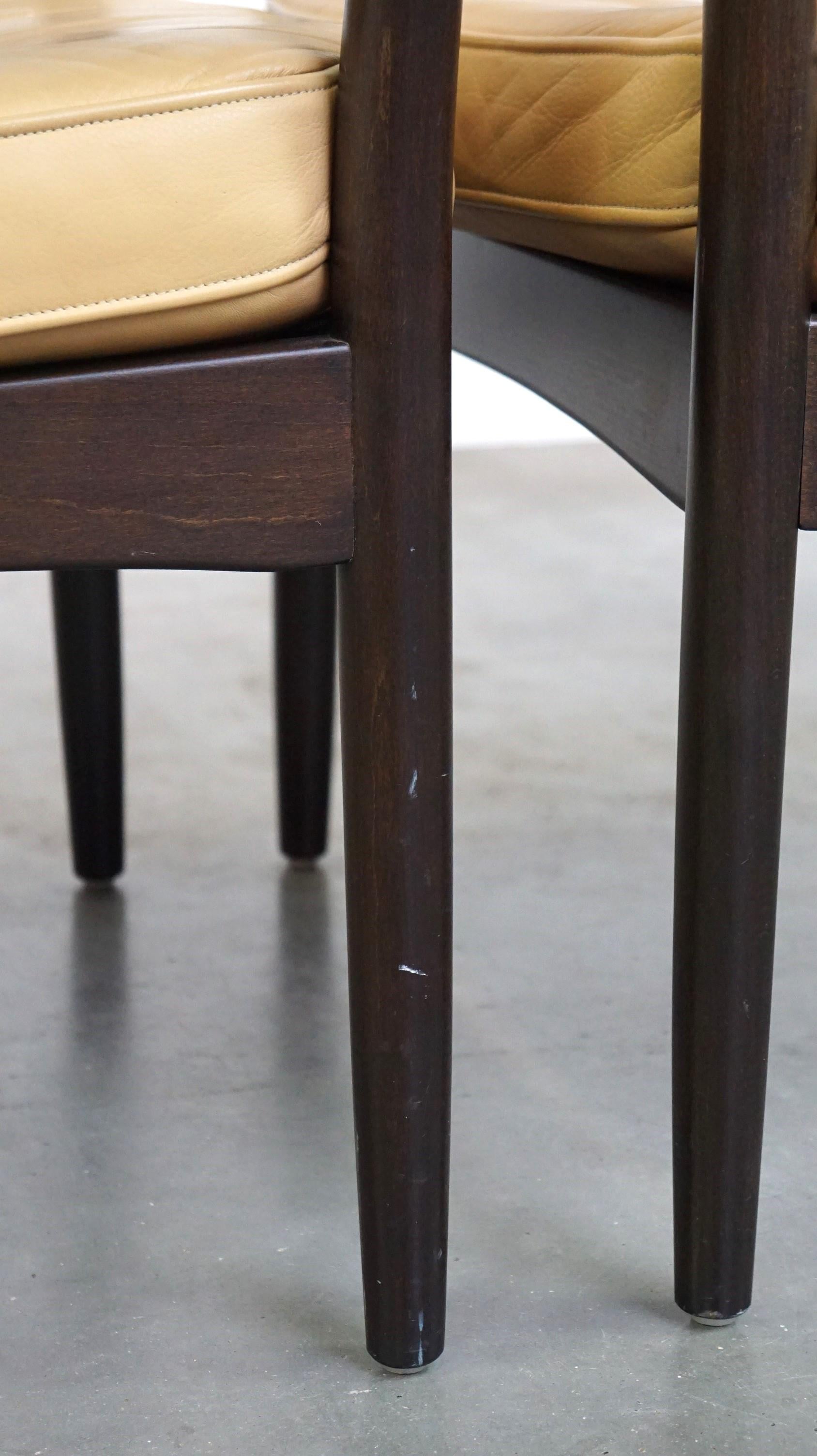 Bel ensemble de fauteuils suédois au design vintage de G Möbel en cuir crème/beige en vente 7