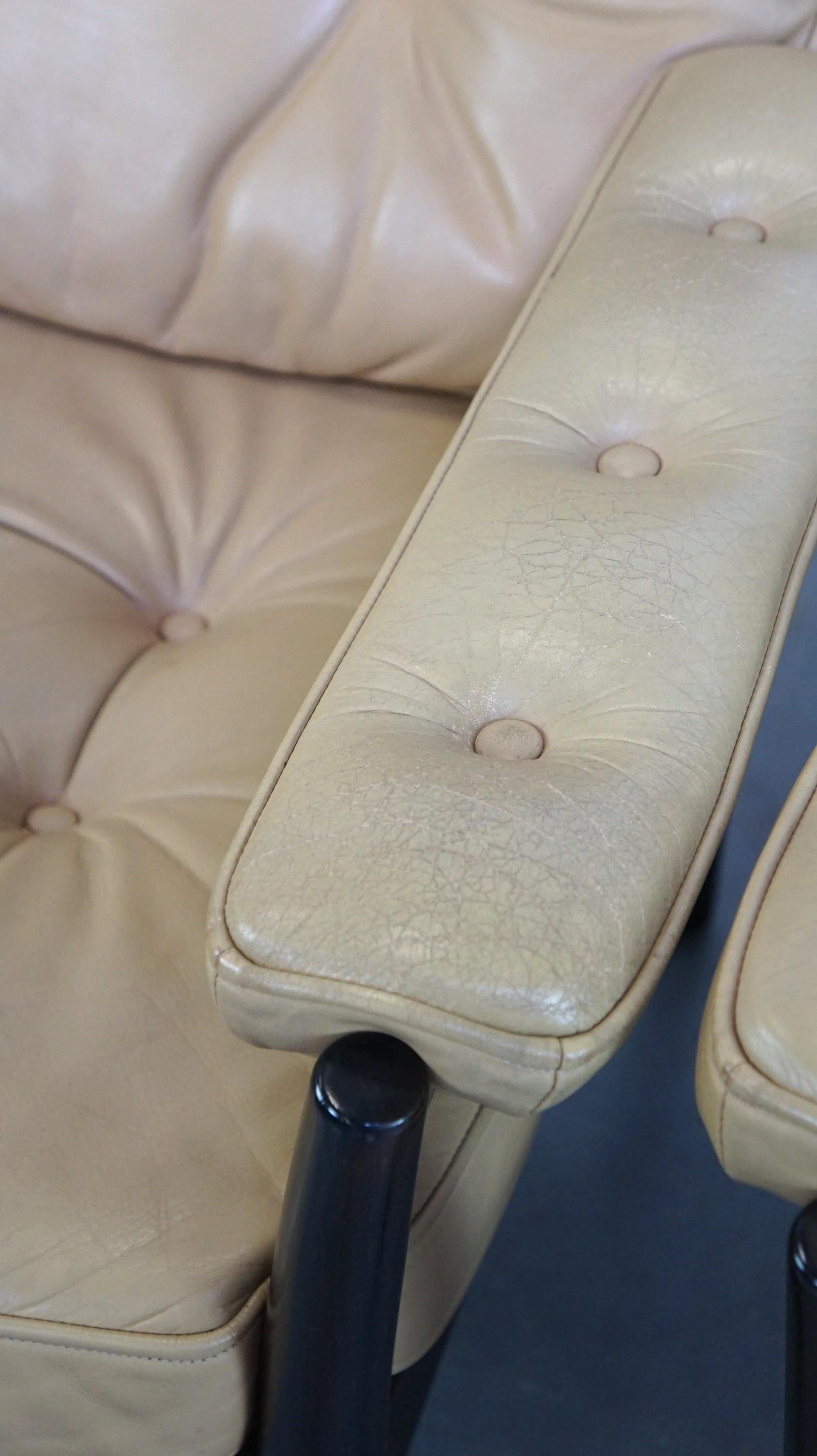 Bel ensemble de fauteuils suédois au design vintage de G Möbel en cuir crème/beige en vente 8